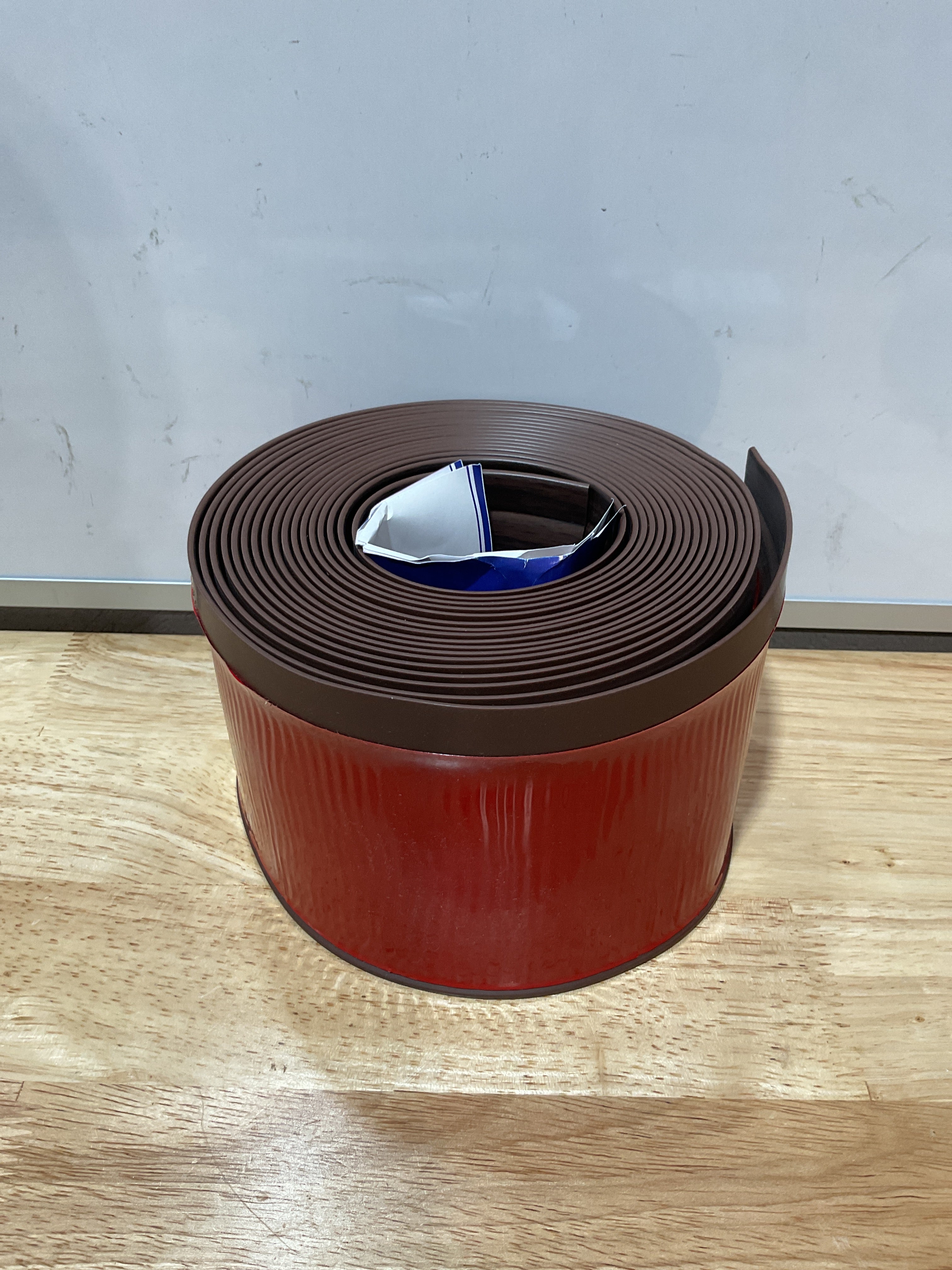 Moldura de Zócalo de Vinilo Autoadhesiva 4" x 20 Pies — Veta de Madera Café
