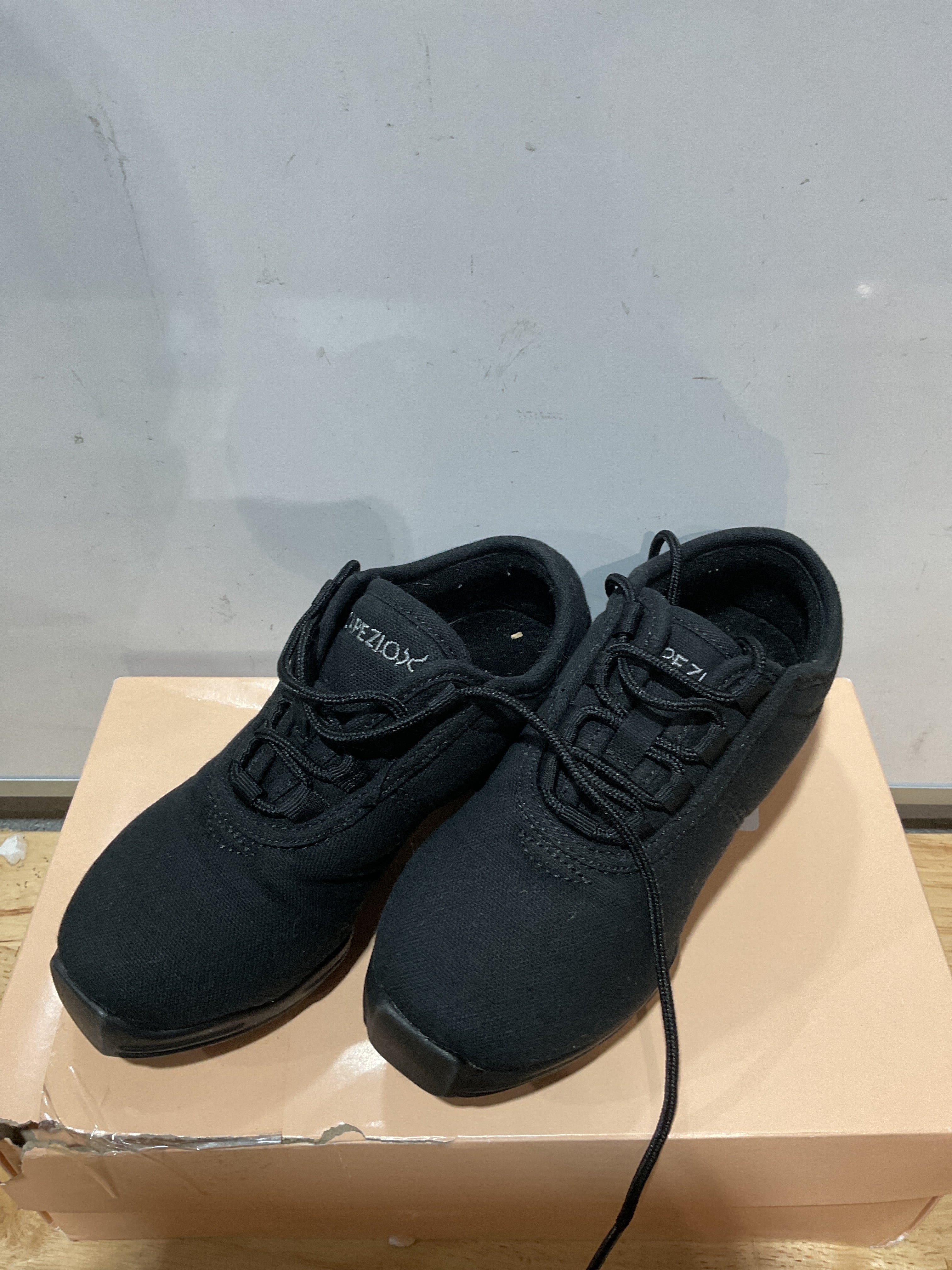 Capezio Tenis de baile de lona talla 34