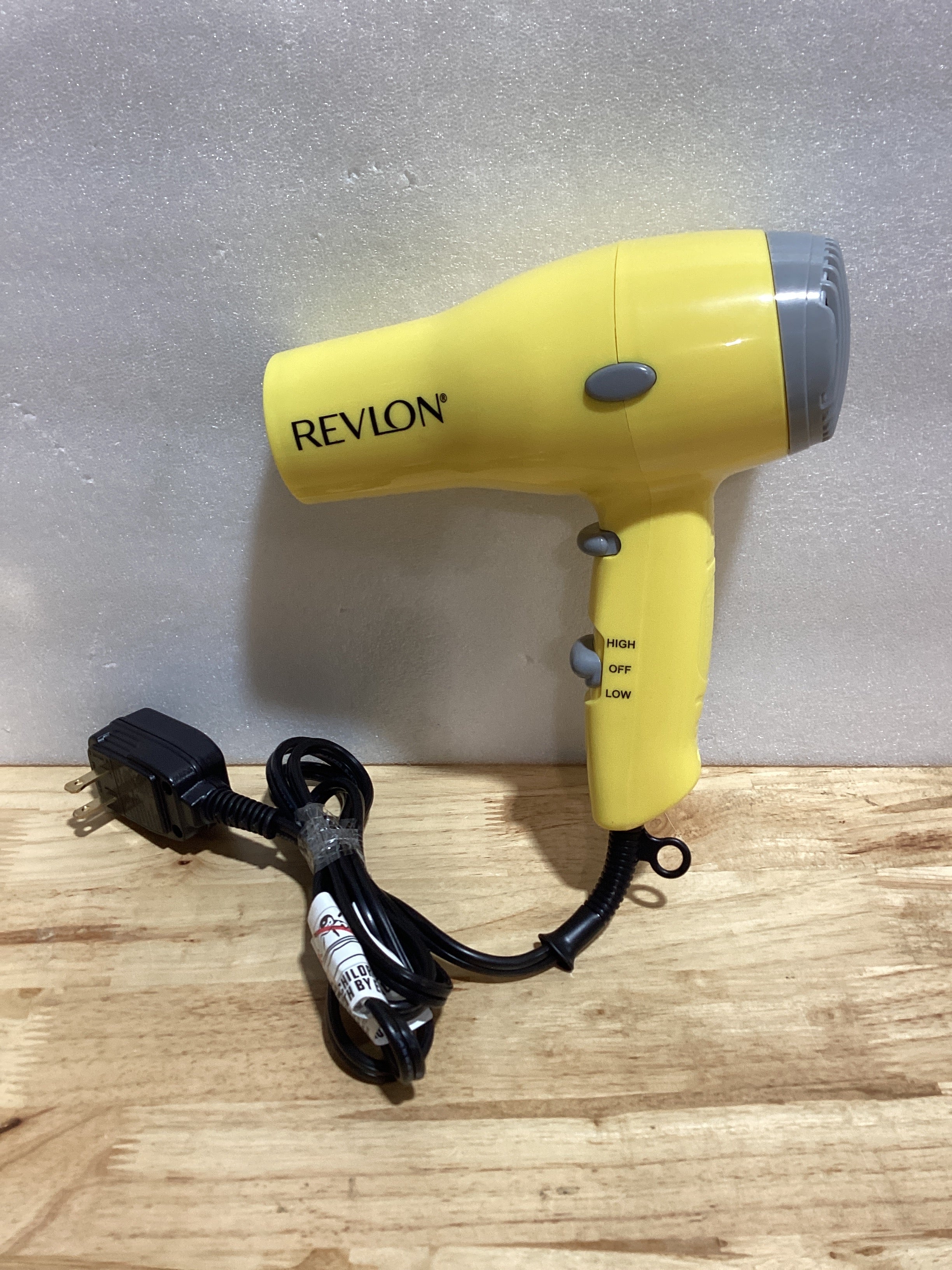 REVLON Secador de pelo compacto | Diseño ligero de 1875 W, perfecto para viajes, (amarillo)