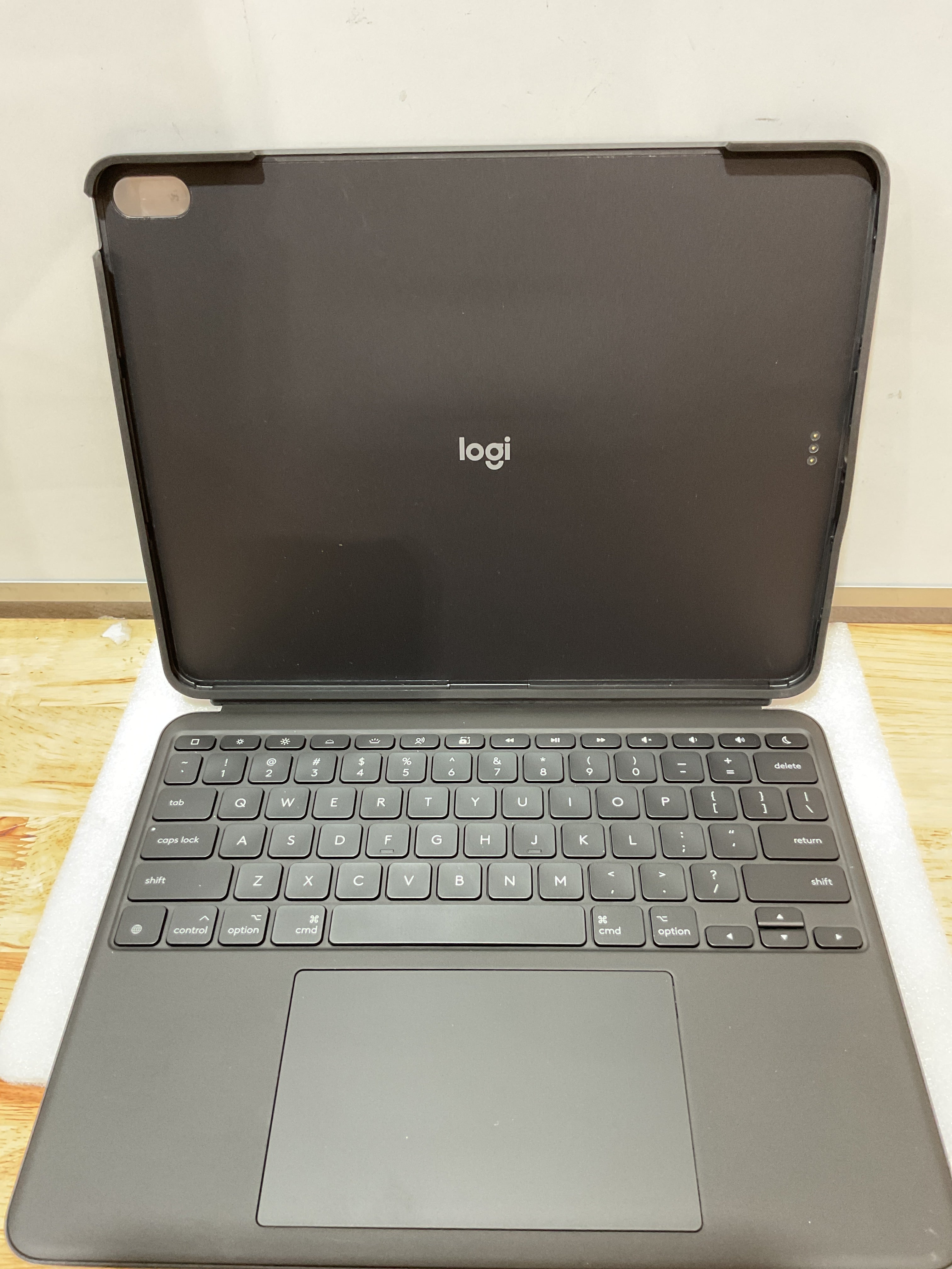 Logitech Combo Touch – Funda con Teclado Retroiluminado para iPad Air 13" (M2/M3) 2024/2025