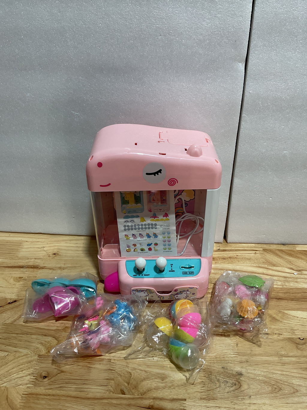 Máquina expendedora de garras de unicornio Skirfy, minimáquina expendedora con luces y música, sonido ajustable, dispensador de dulces y premios electrónicos, incluye 45 juguetes, dulces y regalo de cumpleaños para niñas. 