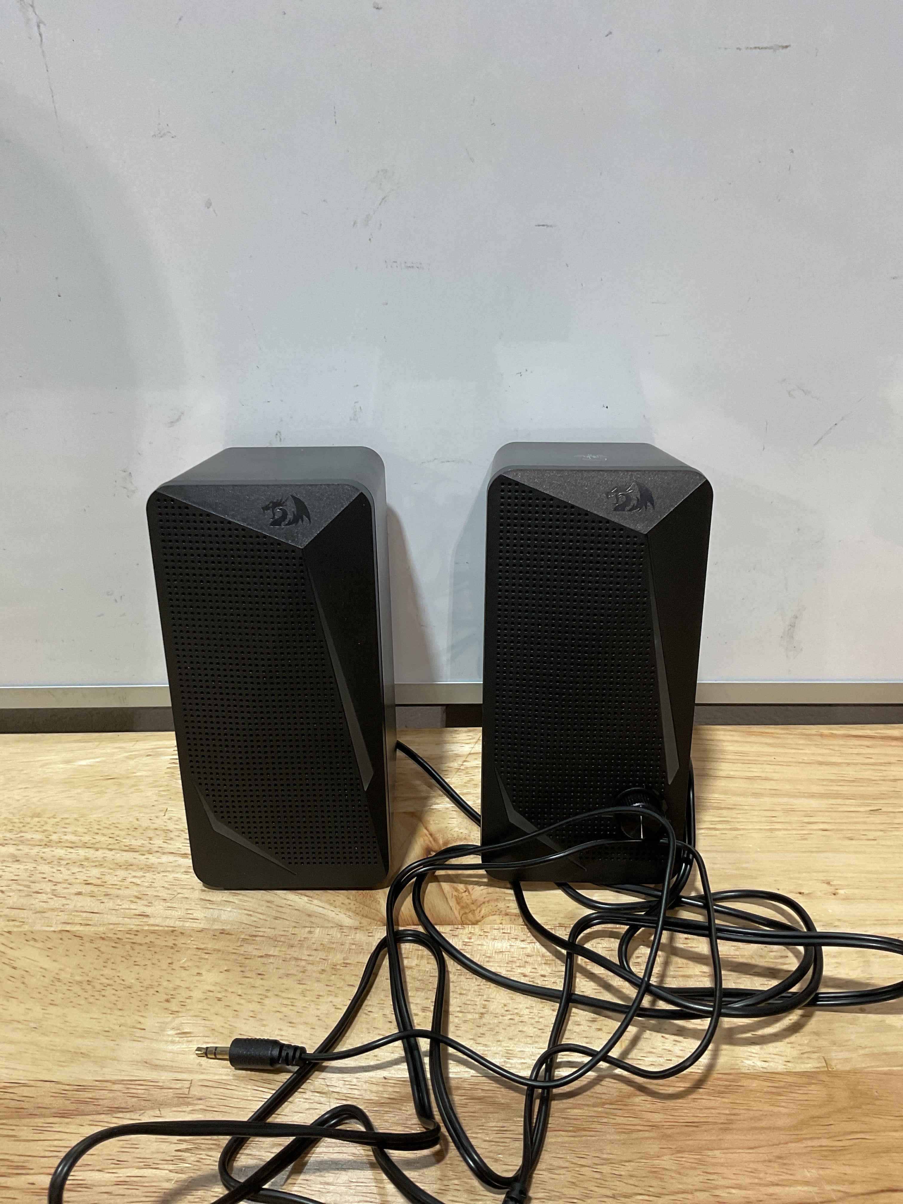 Parlantes de Escritorio Redragon GS510 RGB 2.0 con Bajo Mejorado y Control de Volumen