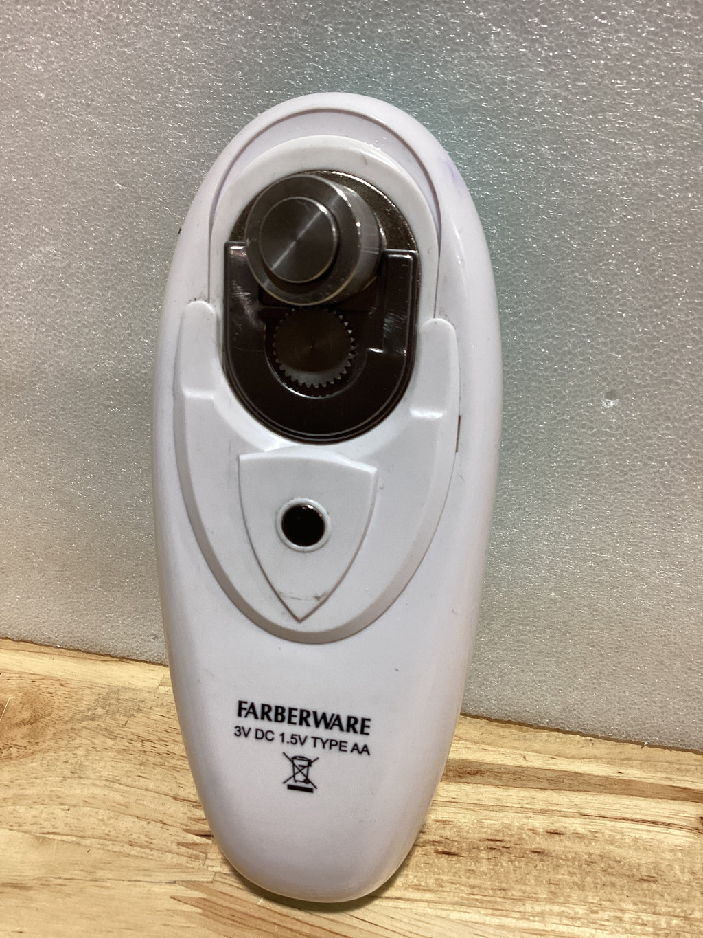 Farberware Abrelatas automático compacto con pilas, manos libres, para cualquier tamaño de lata, con imán para quitar de forma segura la tapa, apertura sin costuras que disminuye los bordes afilados