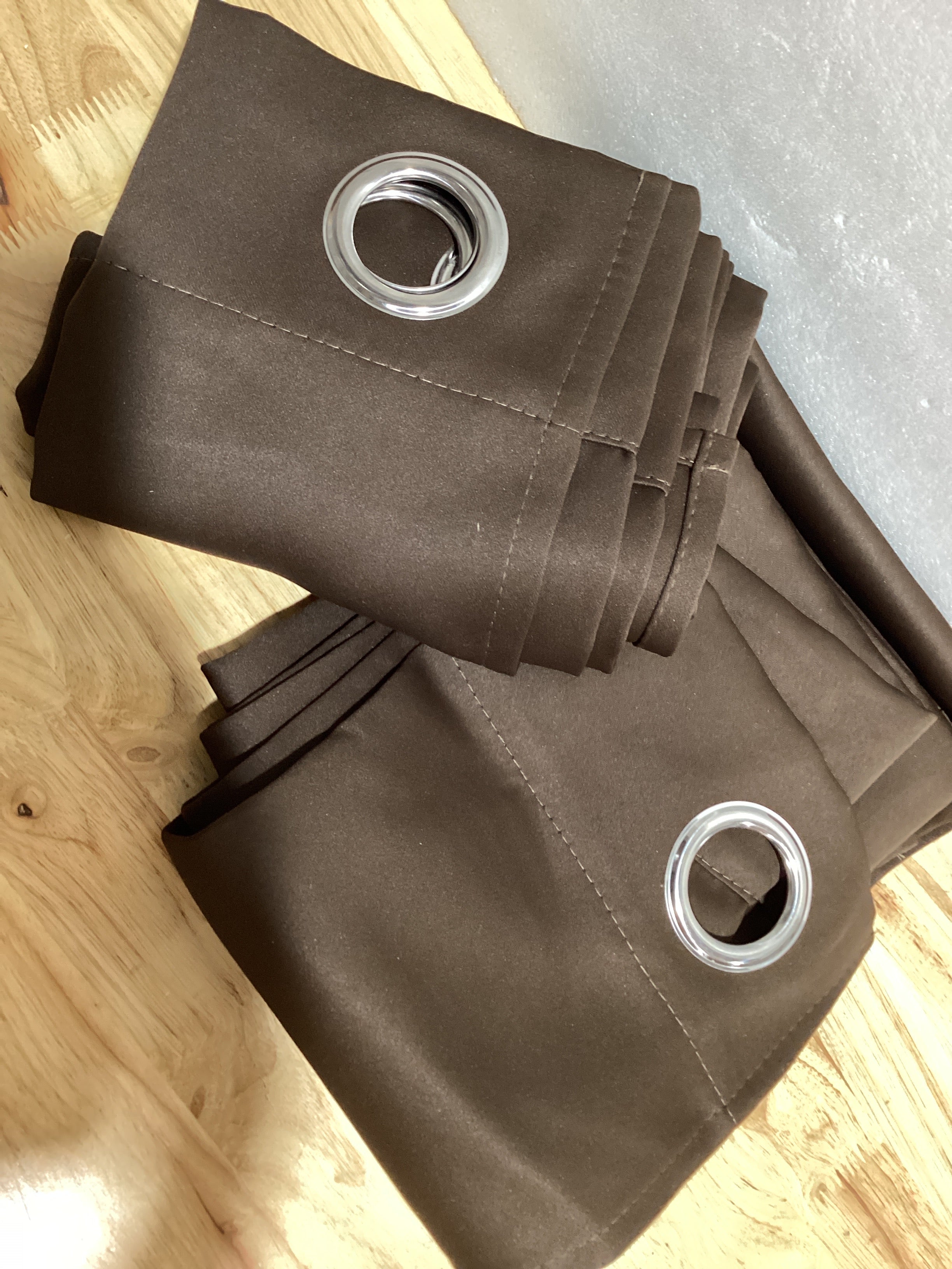 Cortinas Opacas con Ojales Color Cafe — Pack x2 Paneles, 95% Blackout para Dormitorio y Sala