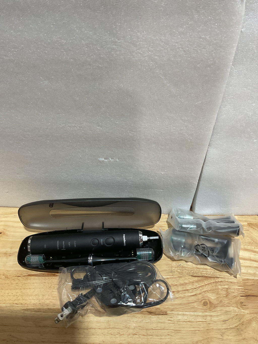 Cepillo de Dientes Eléctrico Aquasonic Black Series – Blanqueamiento Ultra, 8 Cabezales y Carga Inalámbrica