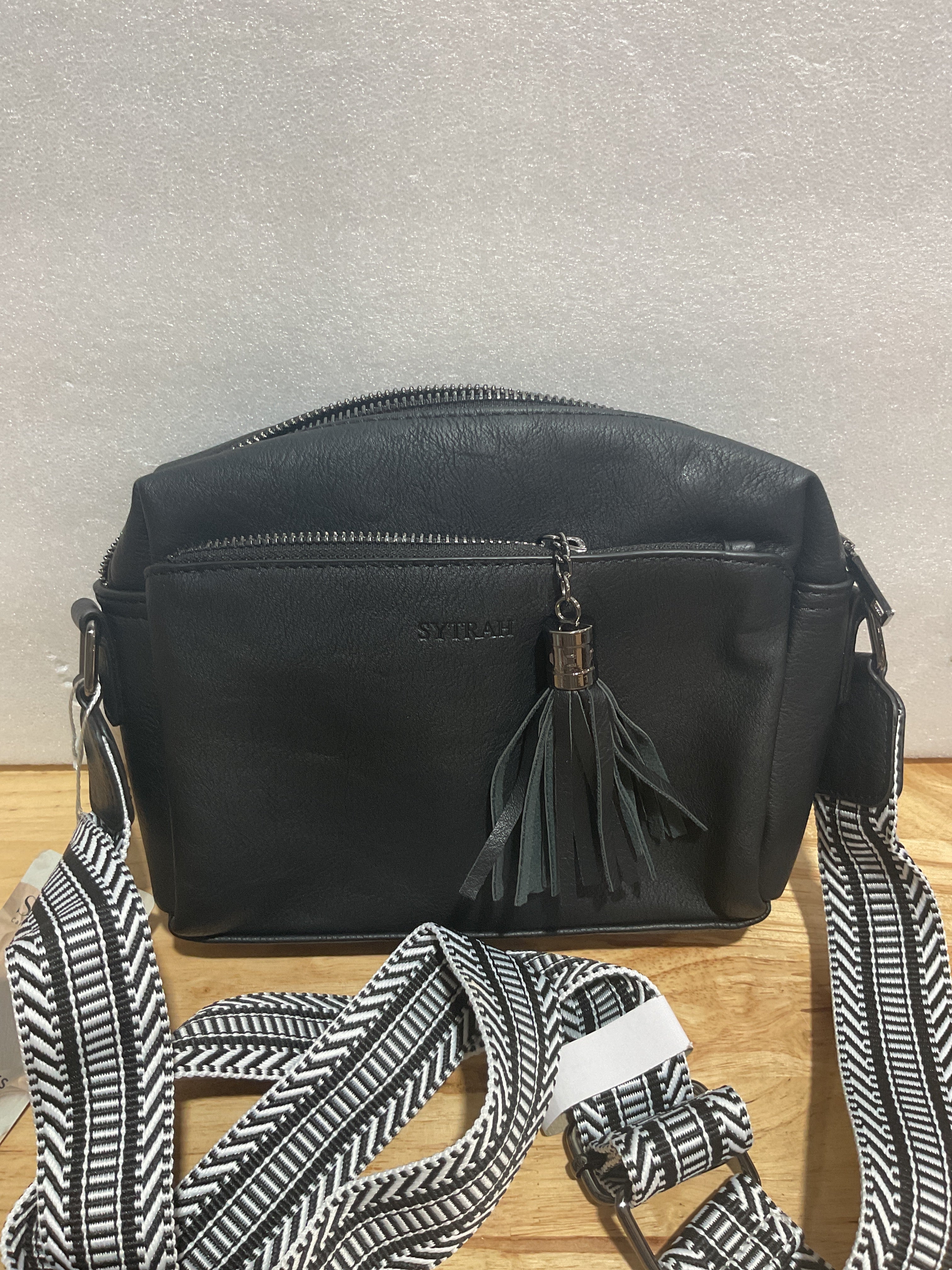 Bolso Cruzado SYTRAH para Mujer – Triple Cierre, Porta Celular y Correa Ajustable Negro