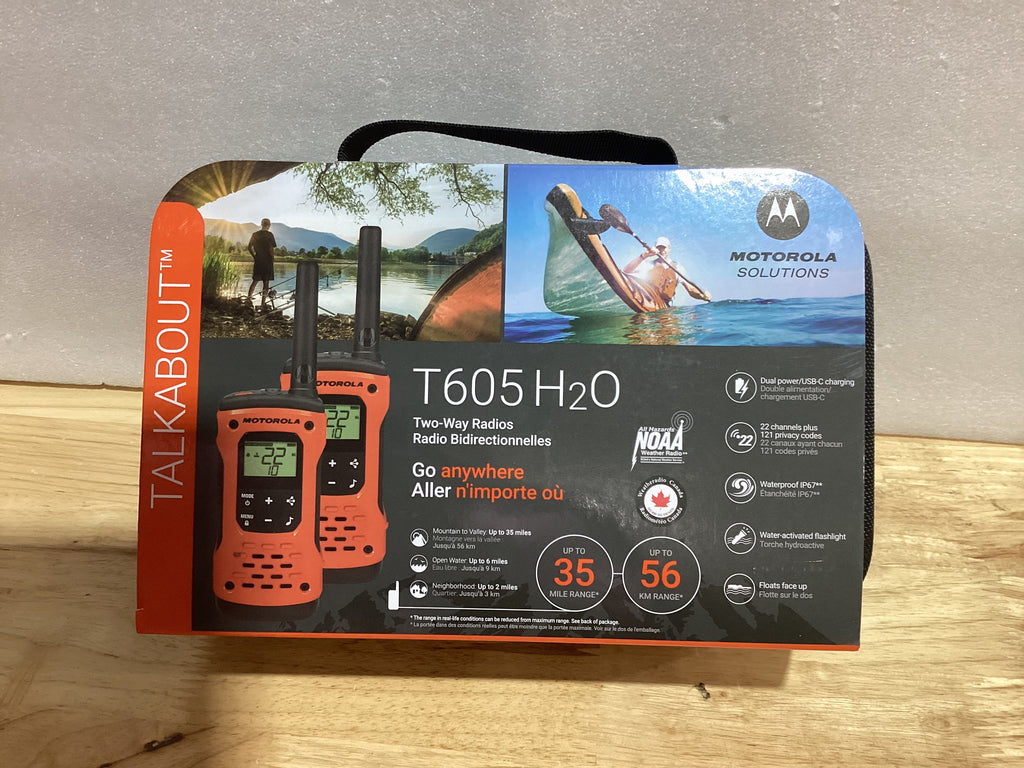 Motorola Talkabout T605 H2O Walkie Talkie Resistente al Agua – 22 Canales, 35 Millas, Recargable, 2 Pack Naranja/Negro