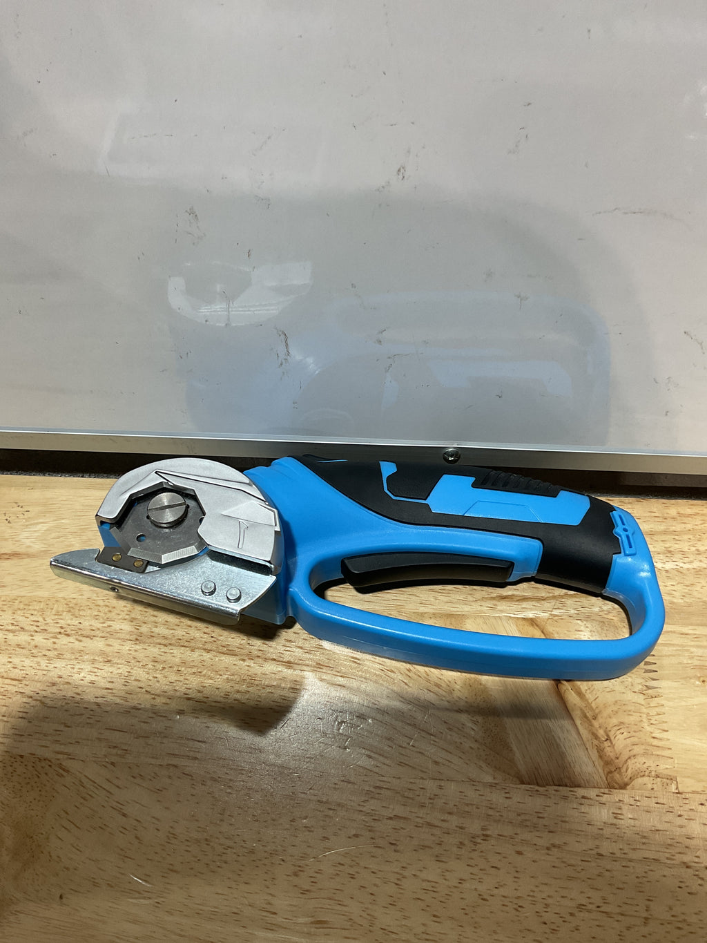 Tijeras Eléctricas Inalámbricas 4V – Cortador Recargable con Hoja de Titanio, Luz LED y Seguro de Bloqueo