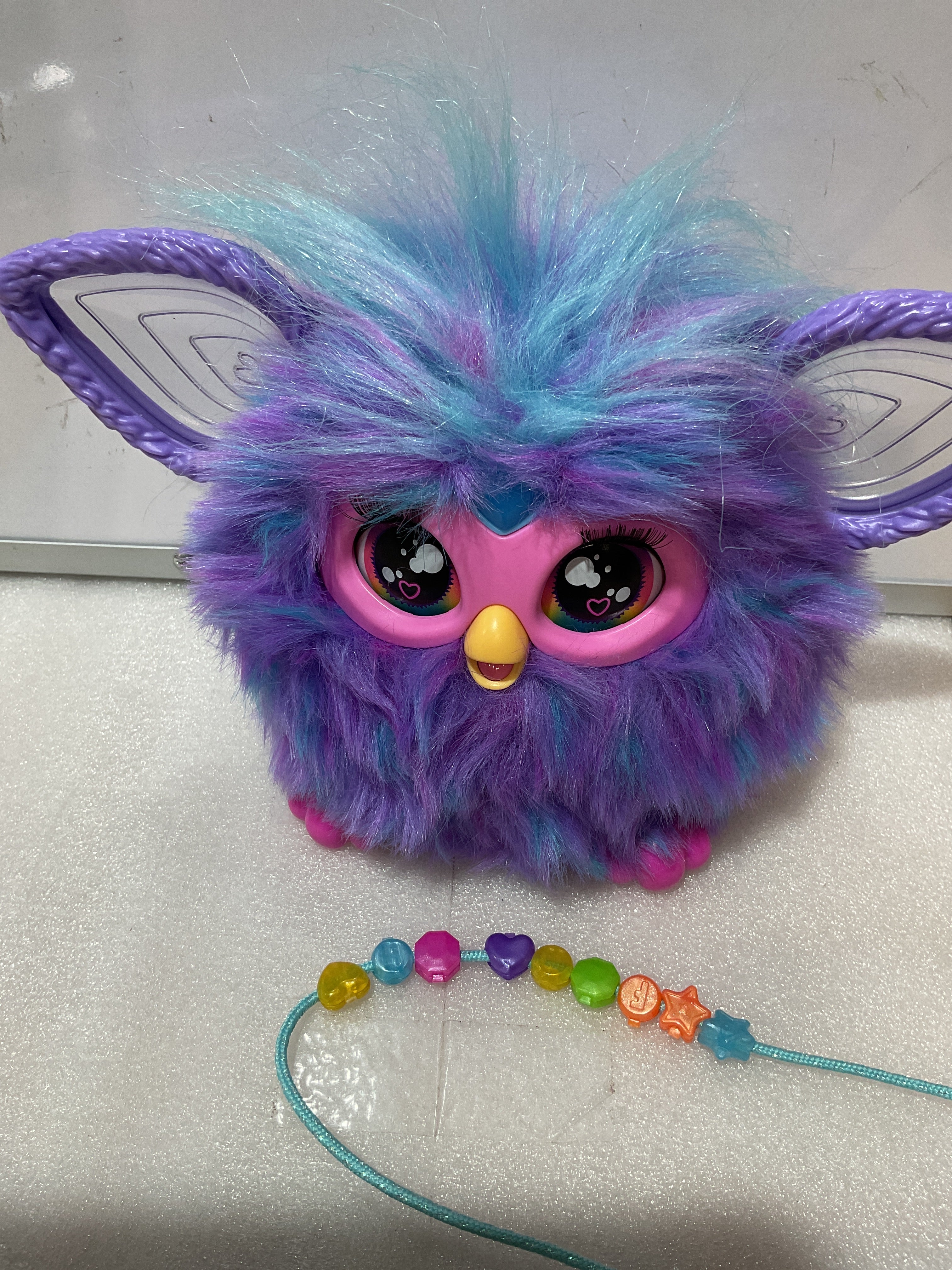Furby Morado Interactivo – 15 Accesorios de Moda | Peluche Animatrónico por Voz