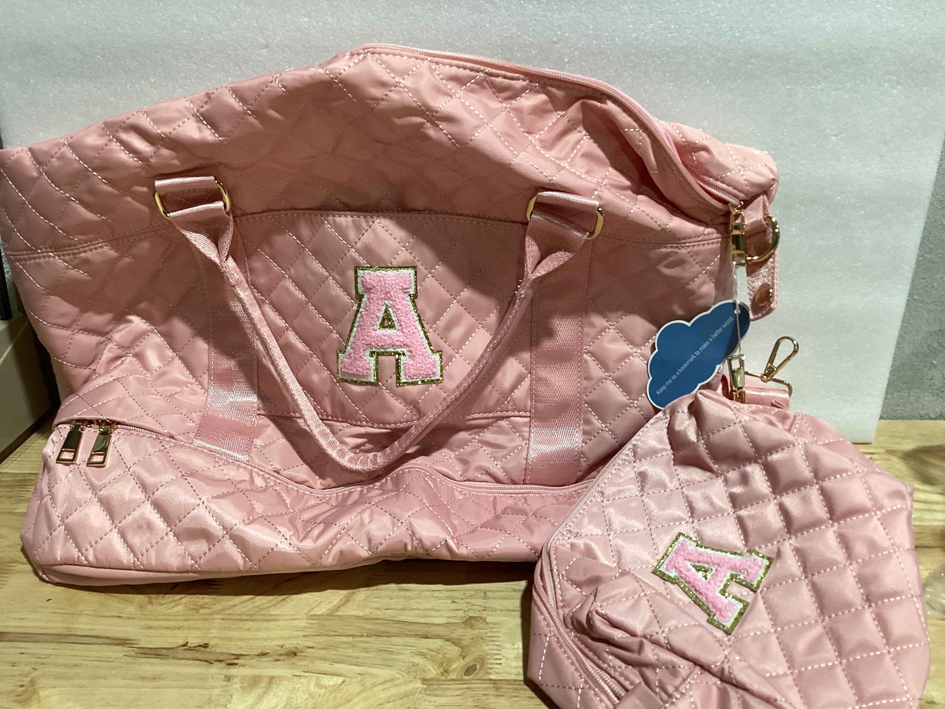 Bolso de Viaje Acolchado CLOUDWINGS con Inicial – Weekender con Bolsa de Cosméticos y Compartimento para Zapatos, Rosa A