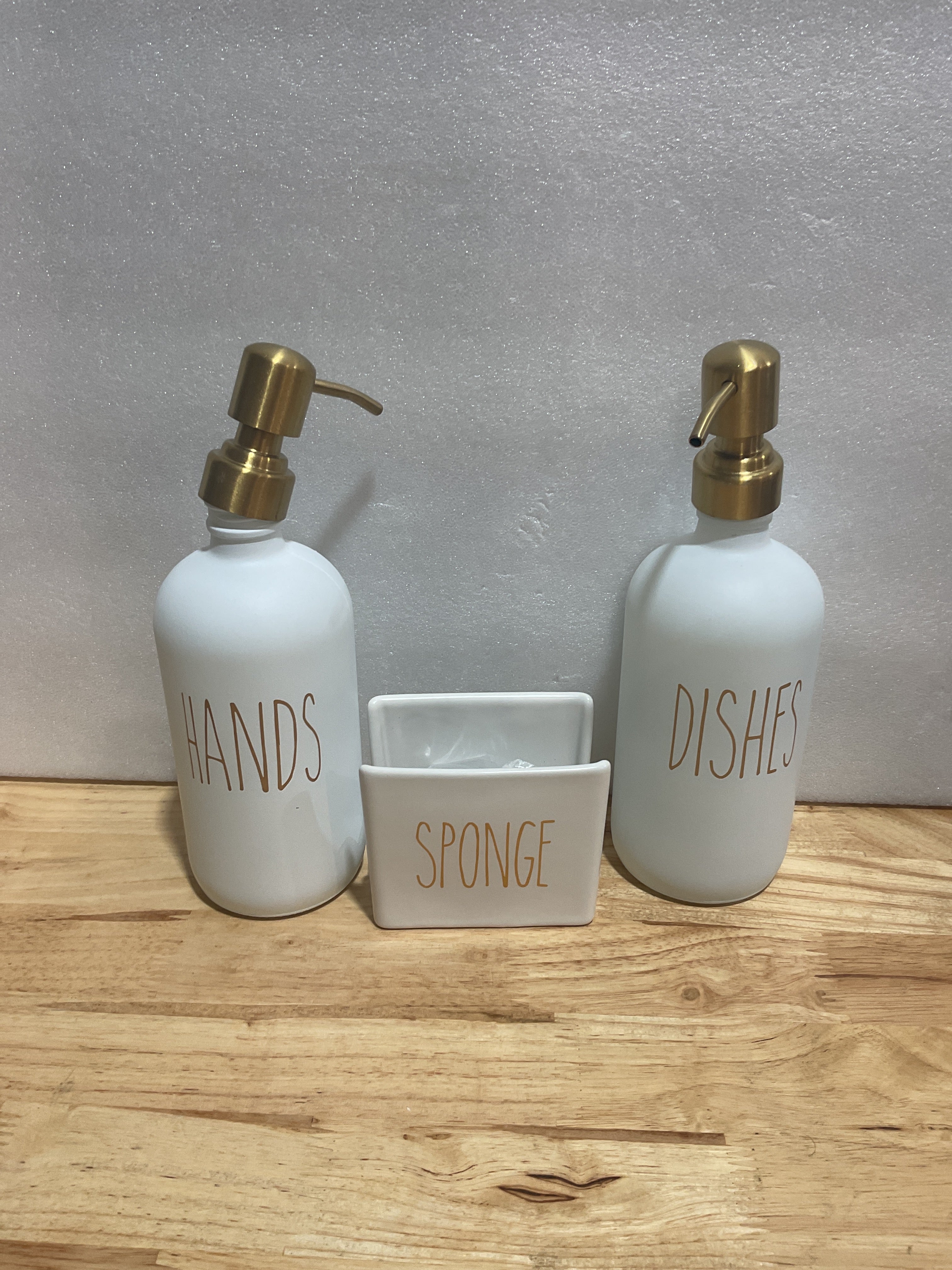 Set Dispensador de Jabón Cisily para Cocina – Porta Esponja de Cerámica, Bomba Dorada y Bandeja de Secado Rápido