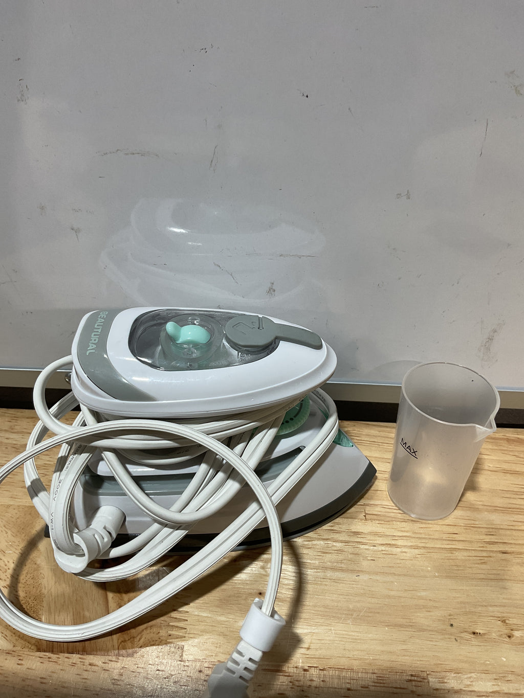 BEAUTURAL Mini plancha de vapor de viaje para ropa con doble voltaje, control de temperatura, suela antiadherente y almacenamiento de cables, ideal para costura, acolchado y manualidades