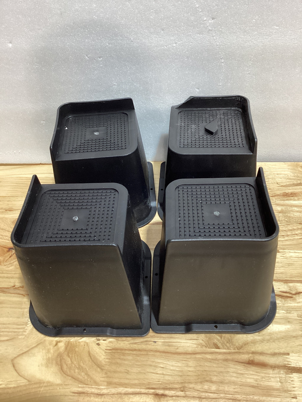 Elevadores de Muebles Sunifier Pack x4 — Una Pieza Presenta Quebradura, No Afecta su Funcionamiento — 5 Pulgadas, Forma L, Negro