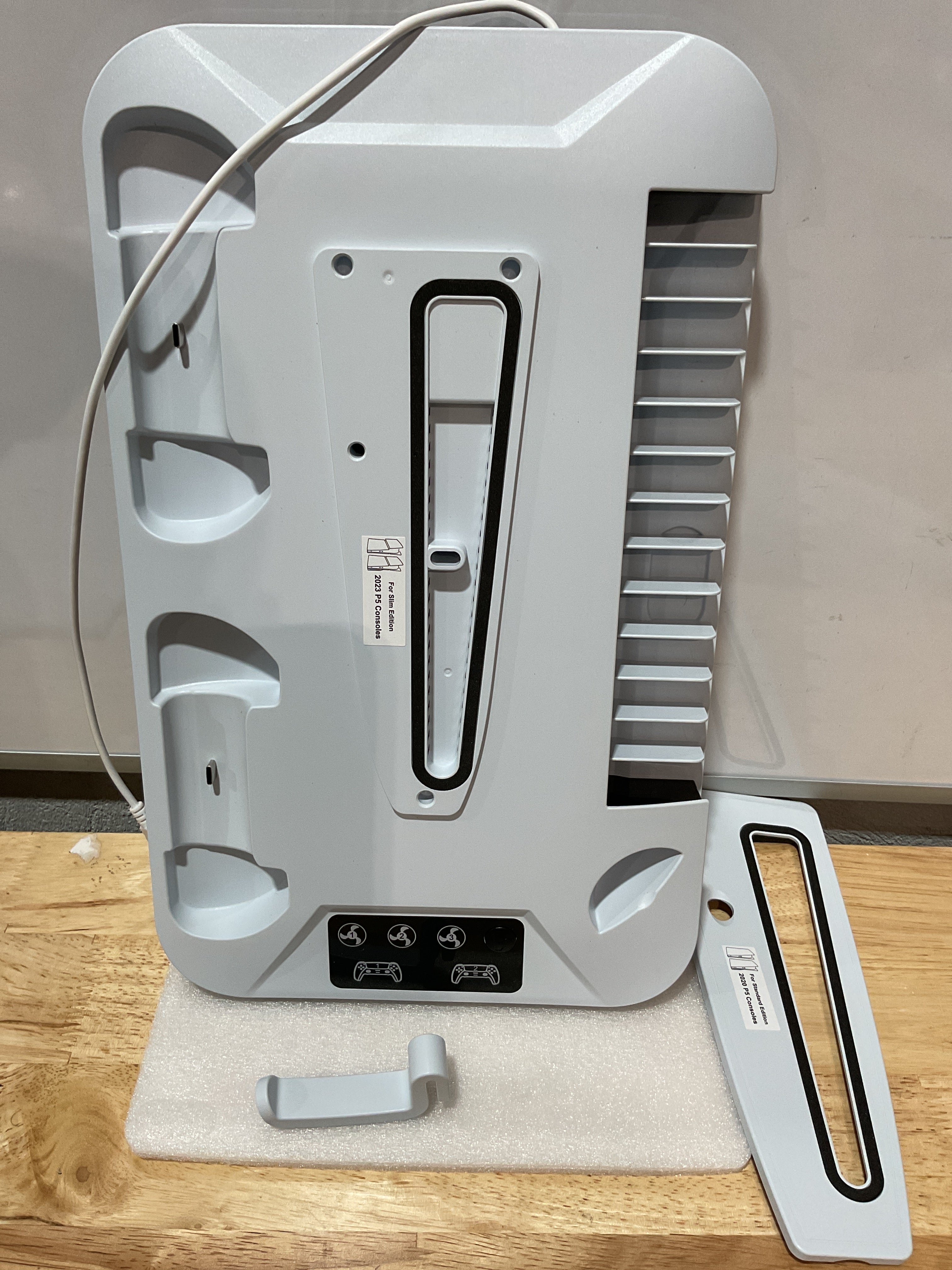 Estacion de Enfriamiento y Carga para PS5 / Slim / Pro – Ventilador + Cargador de Controles + 3 Hubs USB