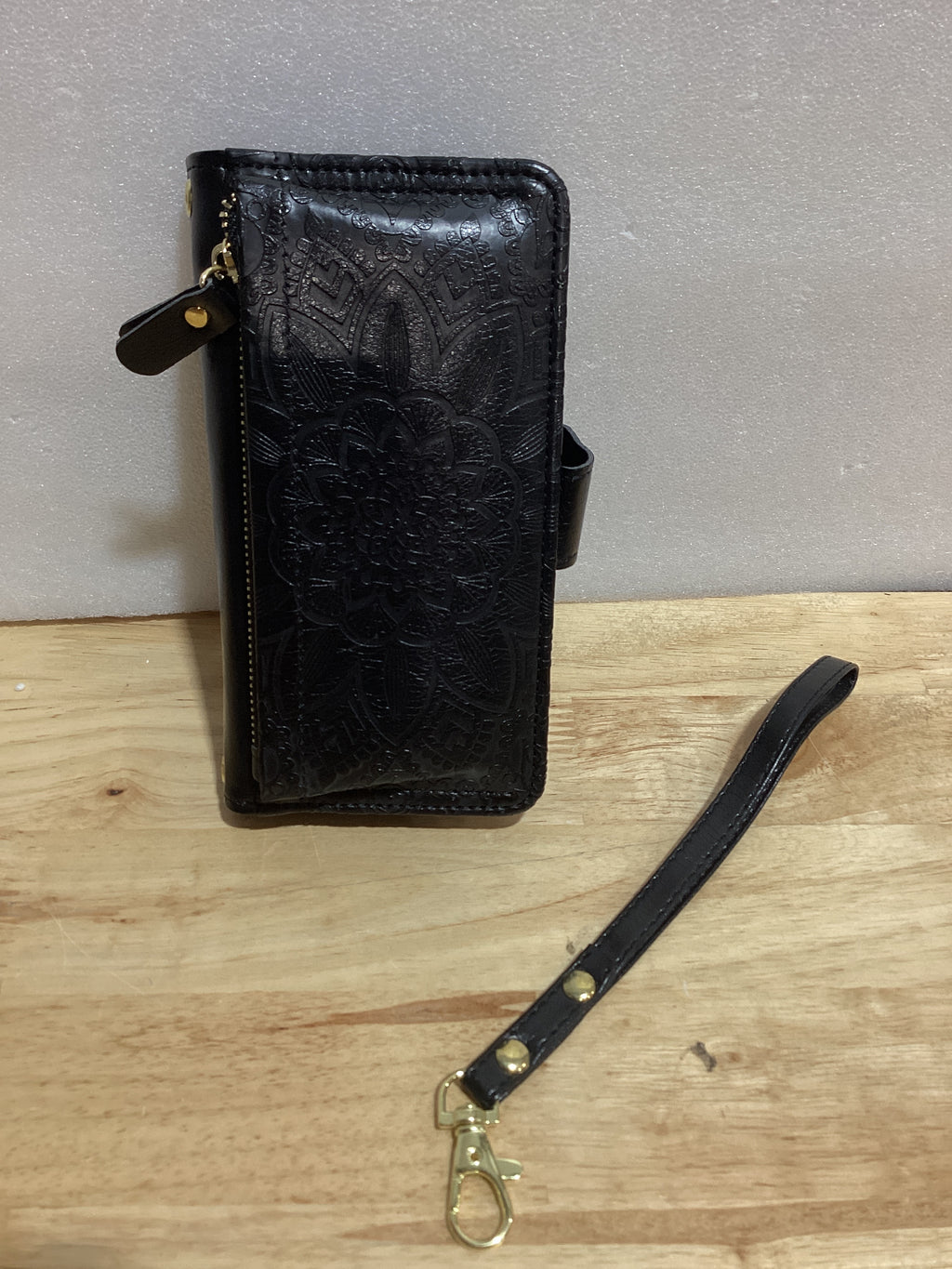 Funda Cartera Magnética Harryshell iPhone 16 6.1" — Desmontable, MagSafe, Bloqueo RFID, Bolsillo Cremallera y Correa, Floral Black