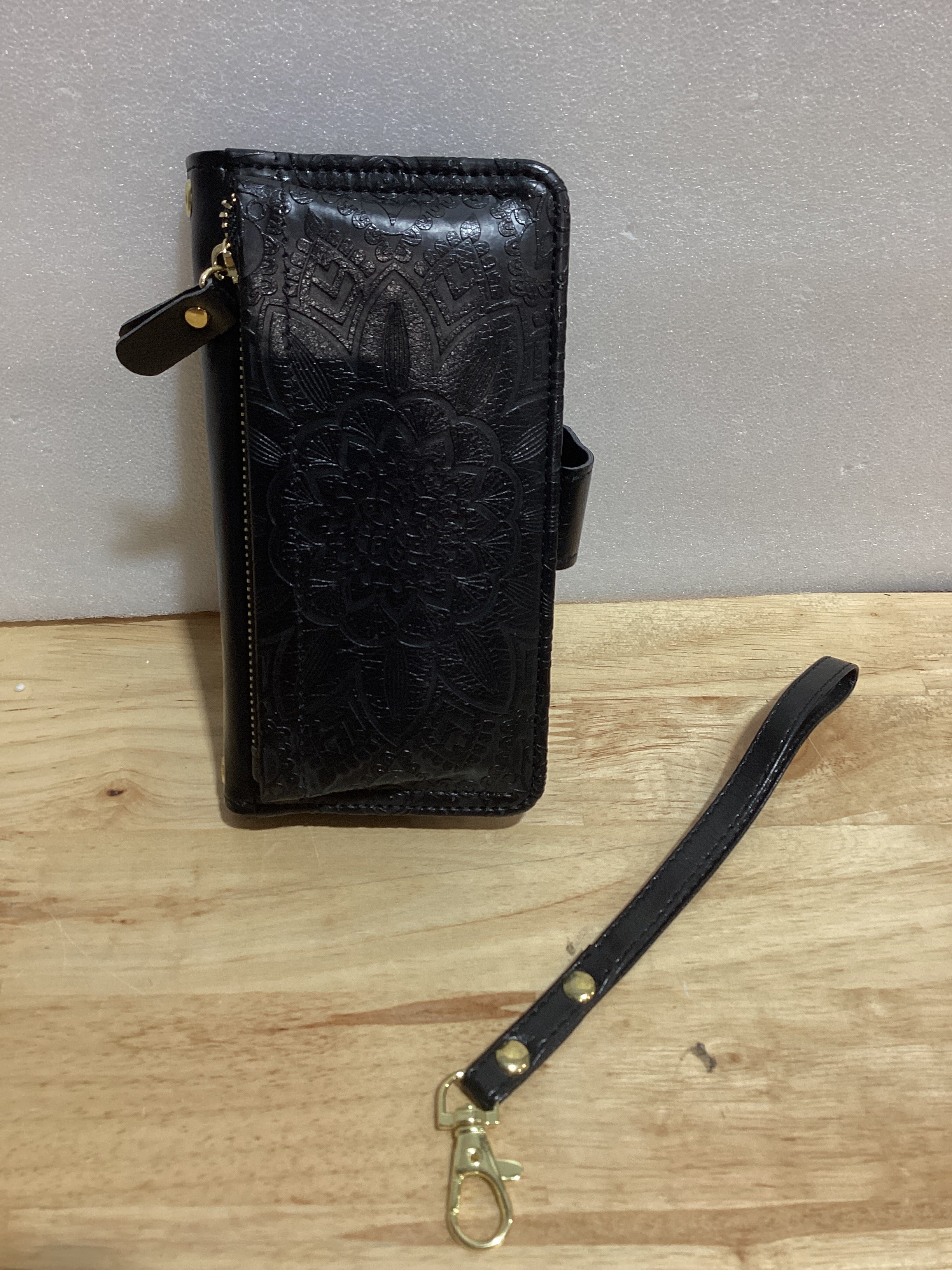 Funda Cartera Magnética Harryshell iPhone 16 6.1" — Desmontable, MagSafe, Bloqueo RFID, Bolsillo Cremallera y Correa, Floral Black
