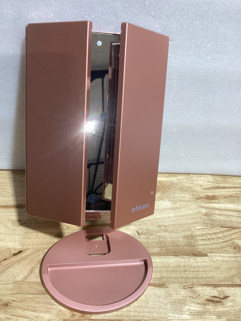 Infitrans Espejo de Maquillaje Trifold con Luces LED – Aumento 1X 2X 3X, Control Táctil, Rotación Ajustable, Doble Fuente de Poder, Portátil