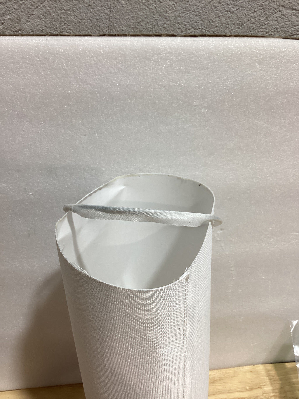 Fenmzee Lámpara de Mesa Táctil Blanca – ⚠️ Aro del Forro Dañado, No Afecta su Funcionamiento, Ver Fotos – 3 Niveles, USB-C, USB-A, Toma AC, LED Incluida