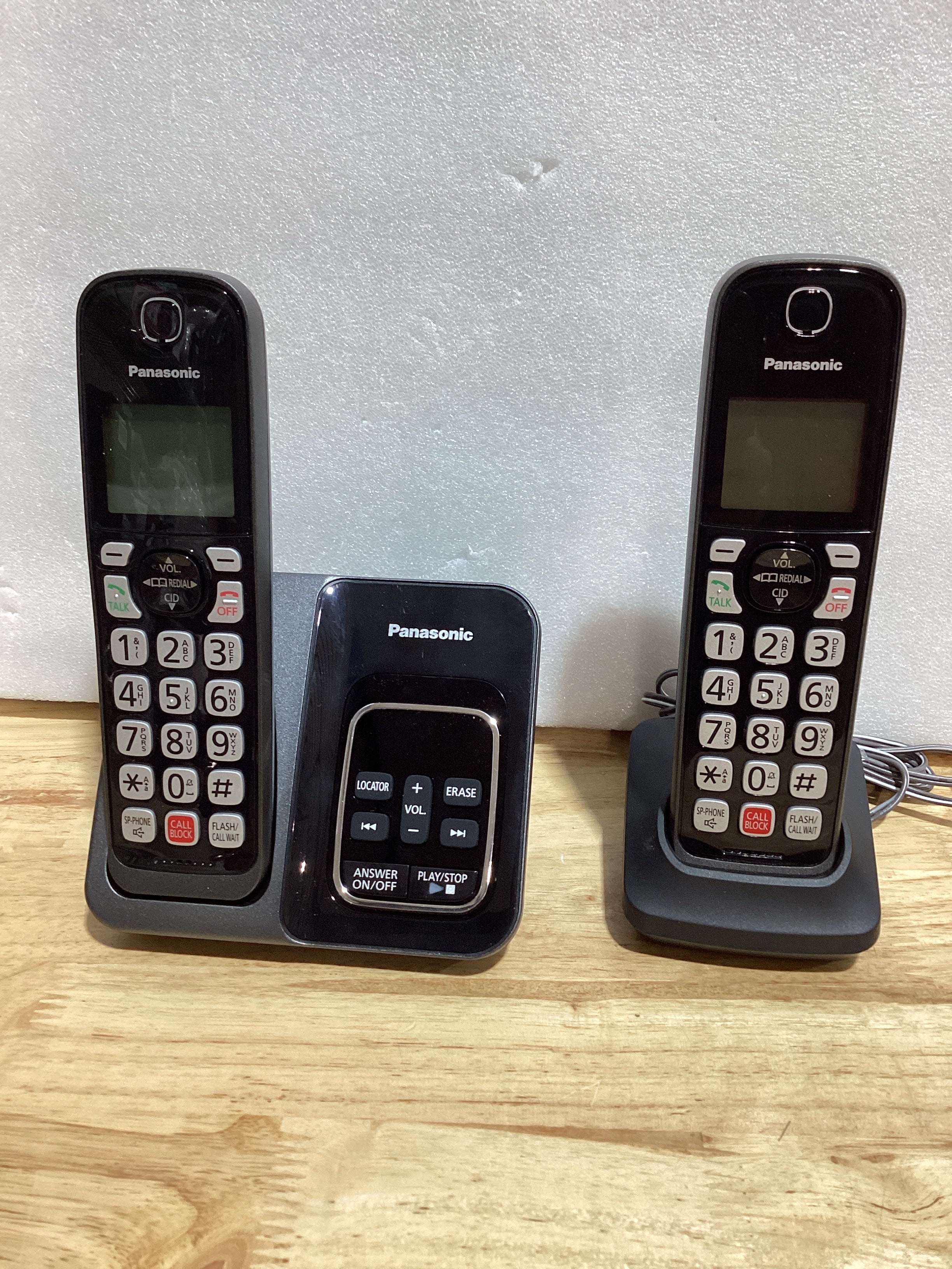 Panasonic KX-TGD830M - Teléfono inalámbrico con contestador automático, bloqueo de llamadas avanzado, identificación de llamadas bilingüe y pantalla de alto contraste, sistema expandible con 1 teléfono inalámbrico - KX-TGD830M (negro metálico)