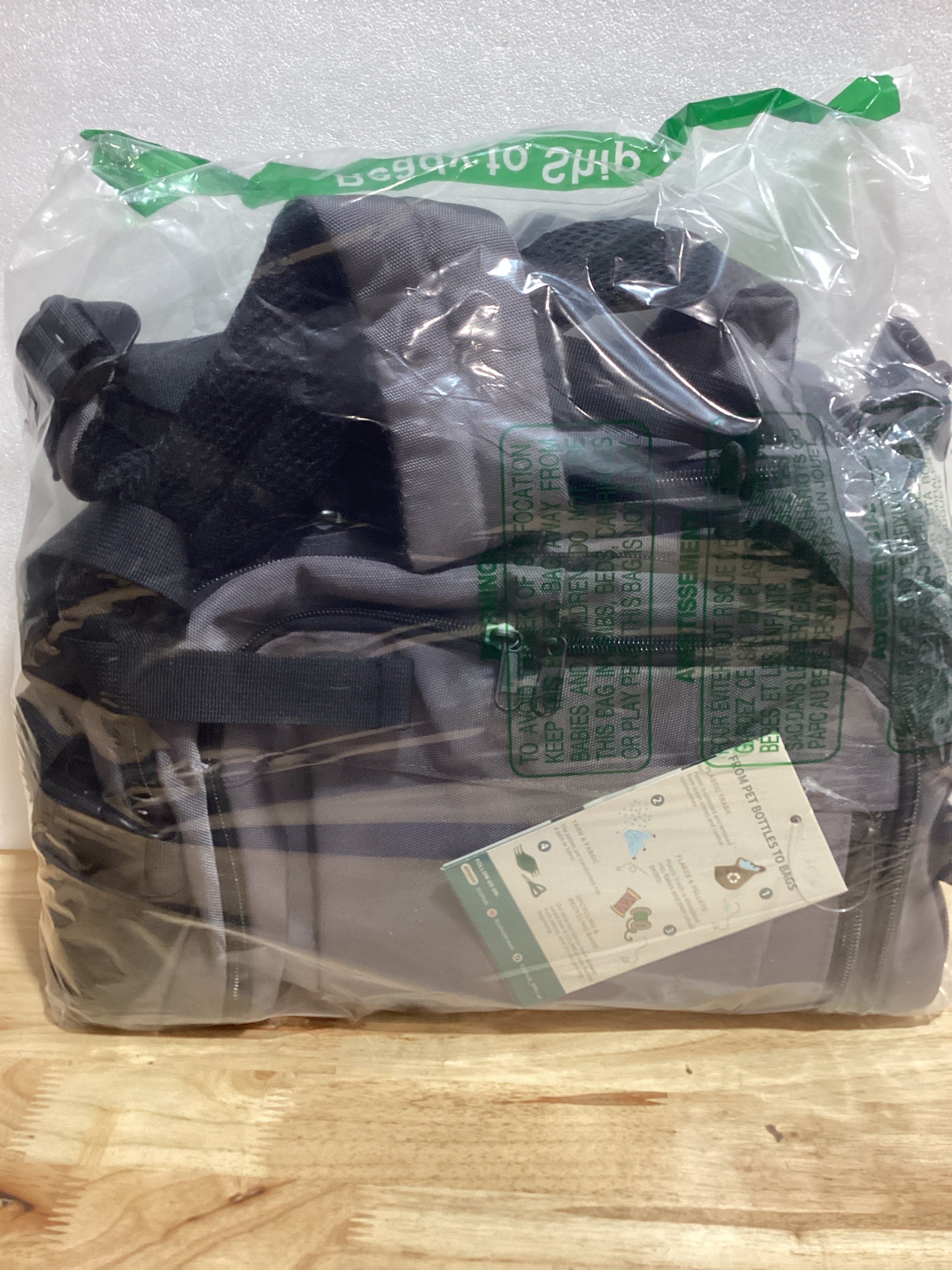 Mochila de Viaje ECOHUB 18x14x8 Aprobada por Aerolineas — 13 Bolsillos, Impermeable, Puerto de Carga, Gris Claro