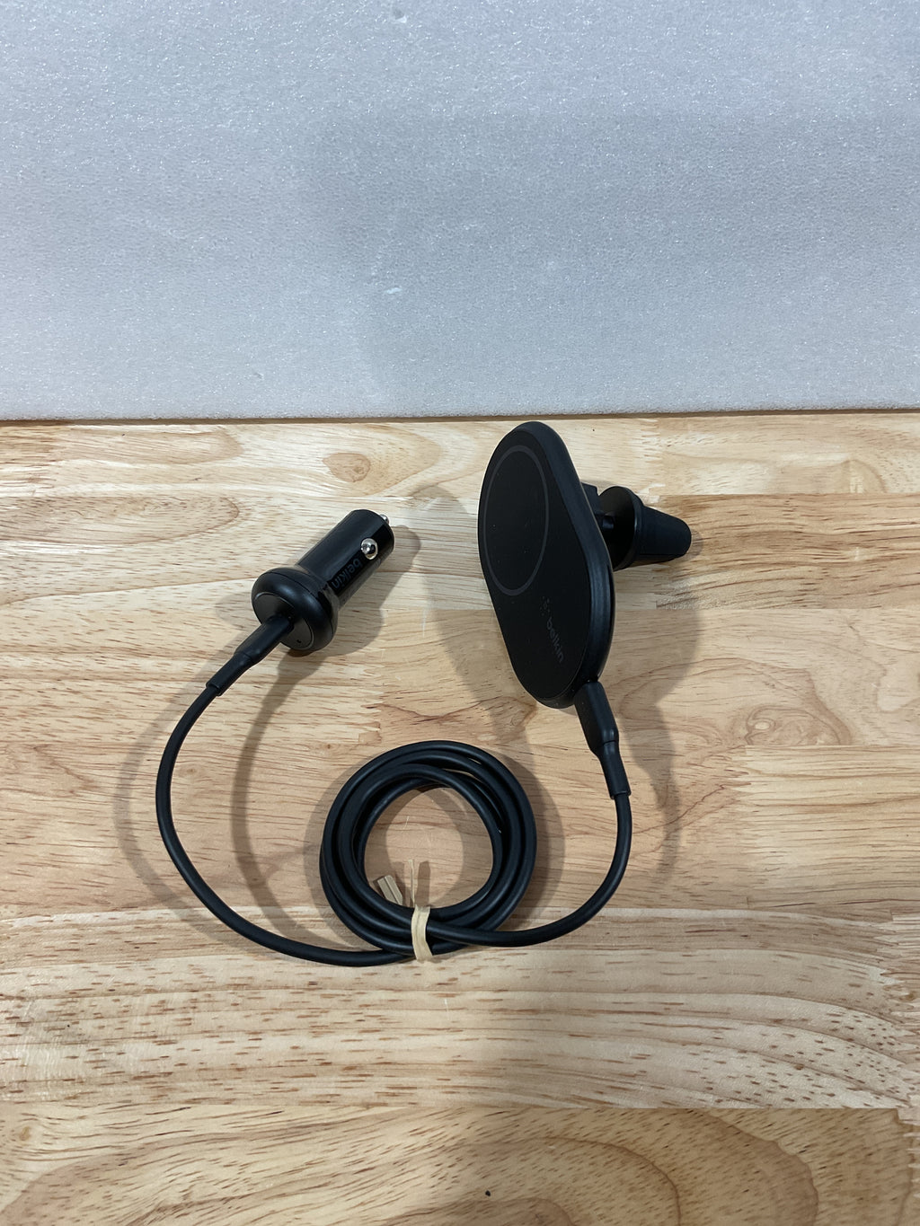 Cargador inalámbrico magnético para coche Belkin de 10 W compatible con MagSafe - Cargador inalámbrico, soporte magnético para la rejilla de ventilación del coche para iPhone 17, iPhone 16, 15 y 14, Pixel 10 (fuente de alimentación incluida) - Negro 