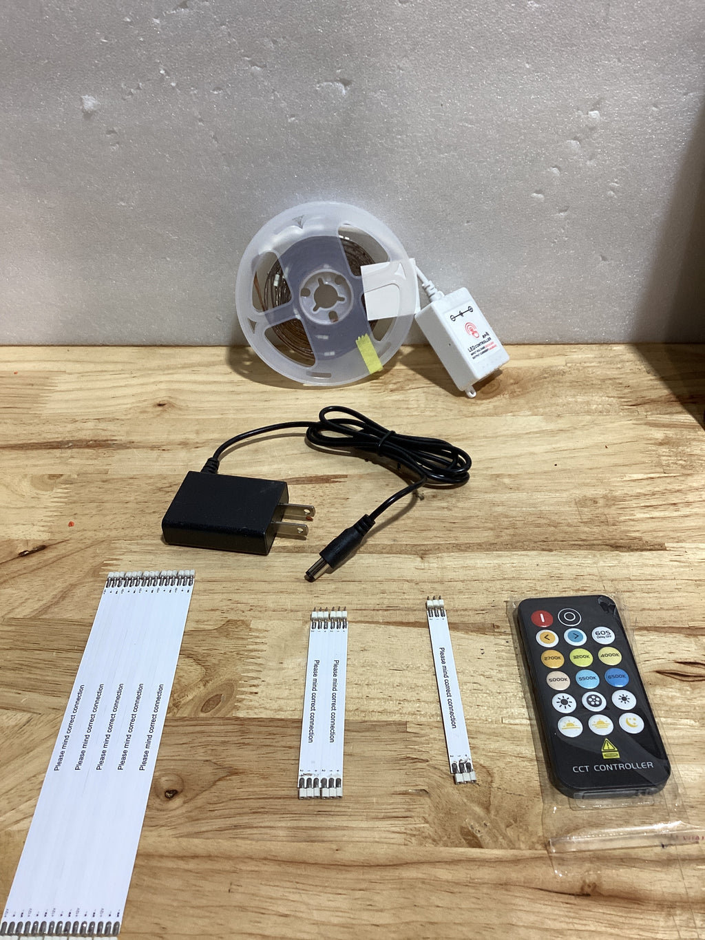 DAYBETTER Luces LED bajo Gabinete con Control Remoto y Dimmer – Tiras LED para Dormitorio, Cocina y Hogar