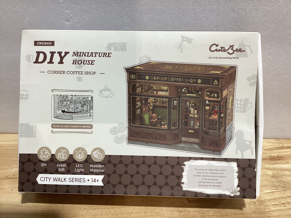Kit Book Nook DIY CUTEBEE – Casa Miniatura Café en Esquina, Puzzle 3D de Madera para Adultos, Decoración de Librería y Regalo para Familia y Amigos