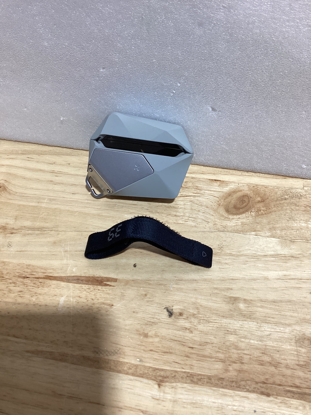 Aulumu A39 Case para AirPods Pro 3 con Seguro | Funda Protectora con Hebilla de Nylon y Armadura de Aleación