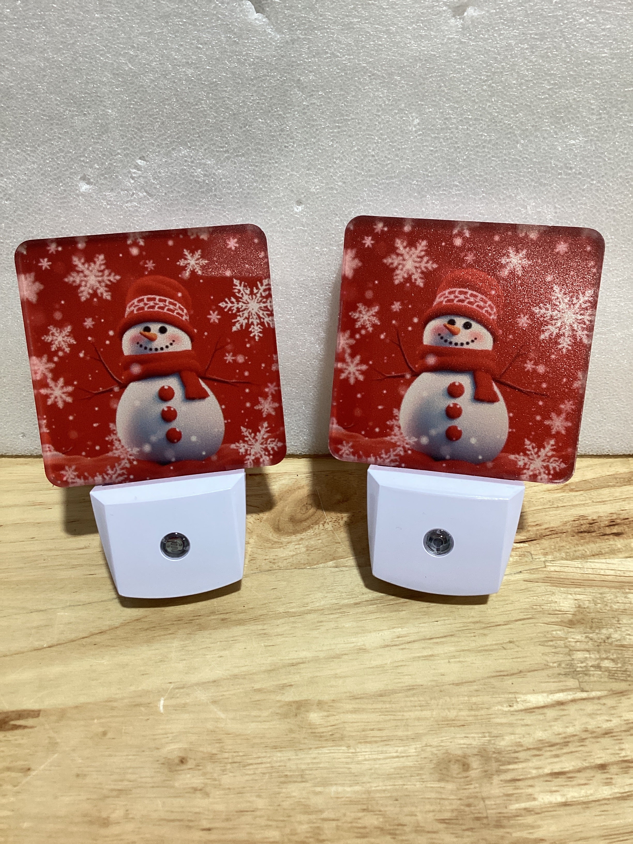 Ouyilazl Luz Nocturna Muñeco de Nieve Navideño LED — Pack de 2, Sensor Crepuscular, Enchufable, Eficiente