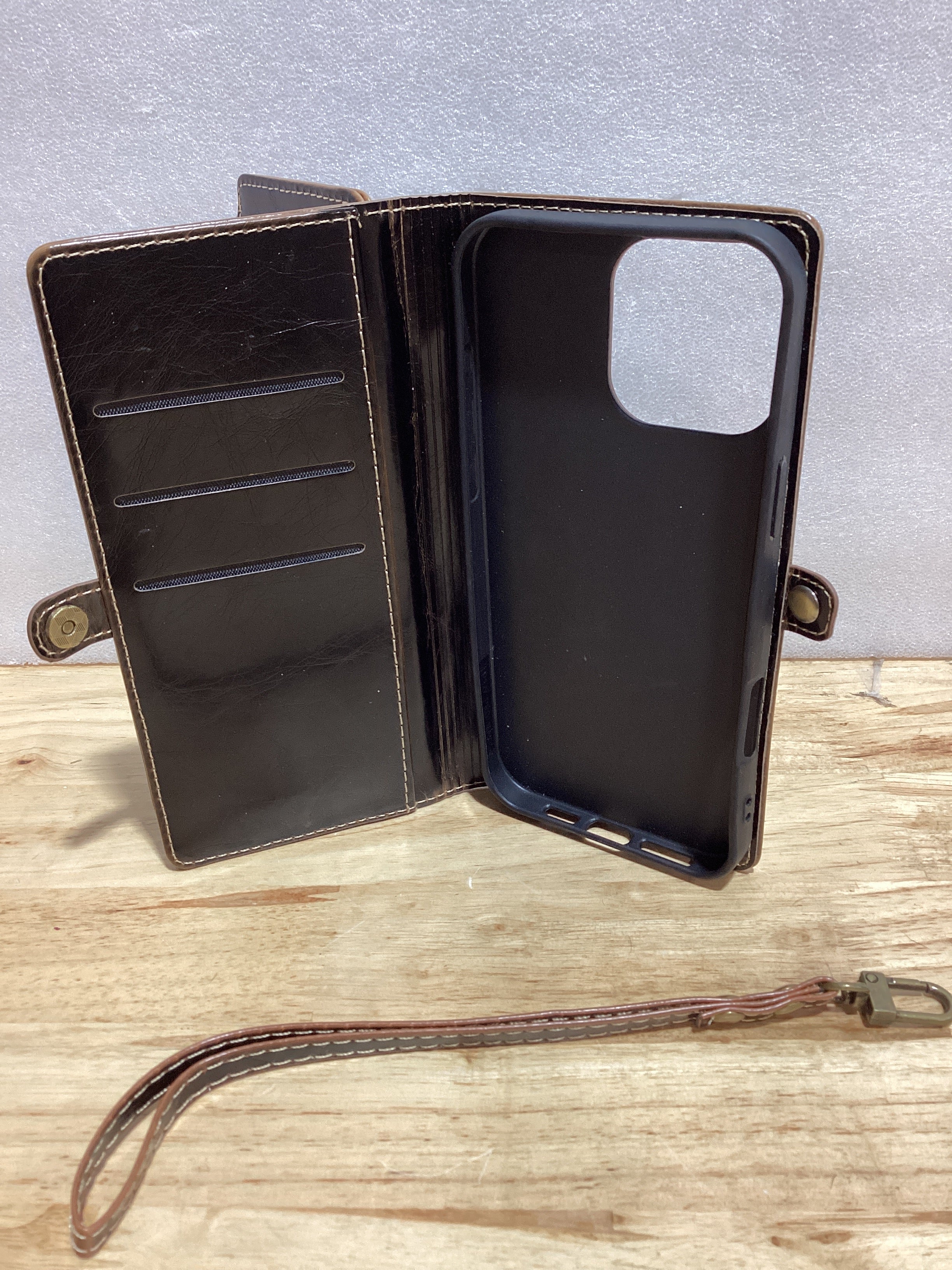 Funda Cartera Defencase para iPhone 16 Pro Max 6.9" – Cuero PU con Bloqueo RFID, Cierre Magnético y Correa, Color Café