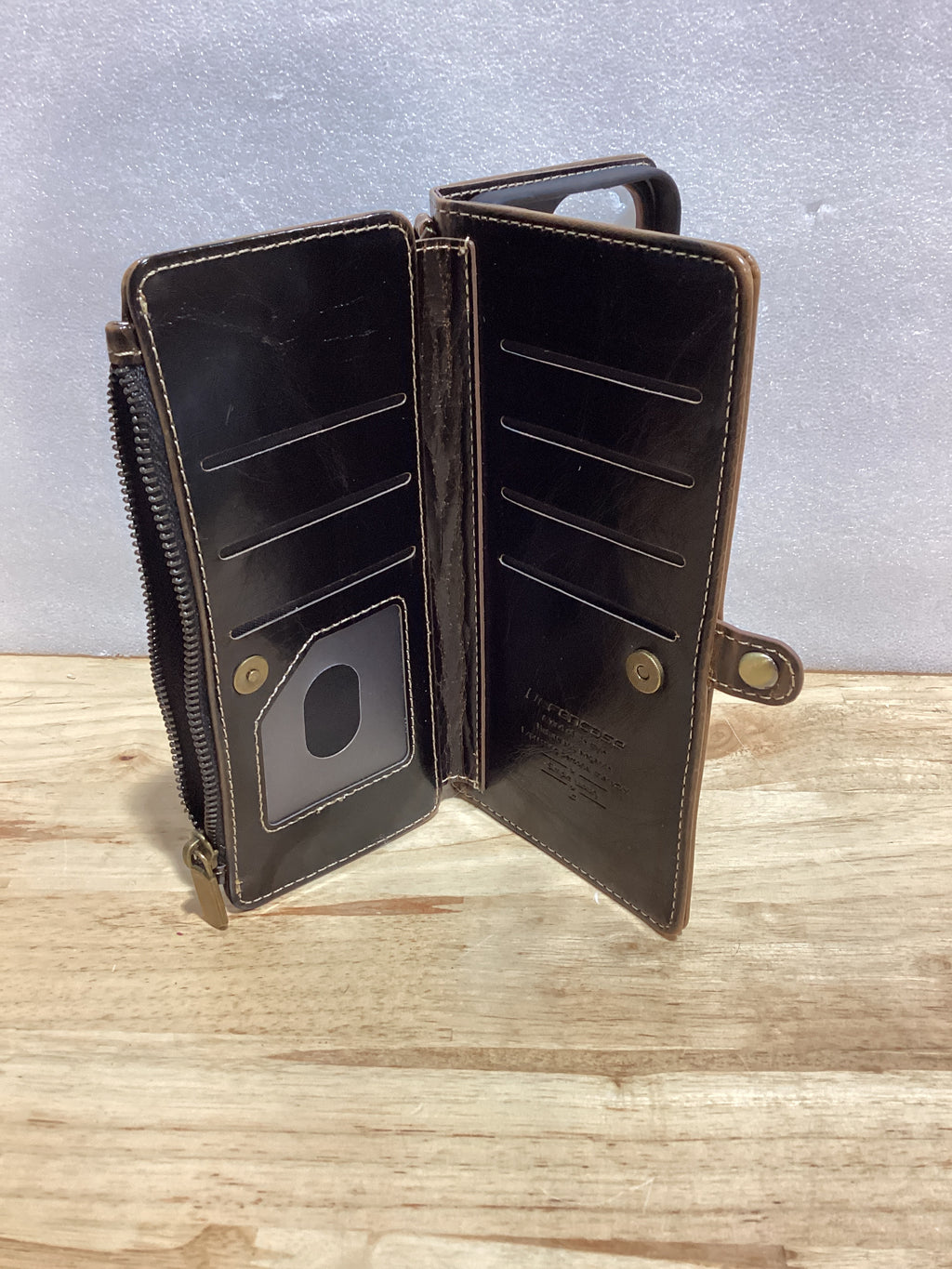 Funda Cartera Defencase para iPhone 16 Pro Max 6.9" – Cuero PU con Bloqueo RFID, Cierre Magnético y Correa, Color Café