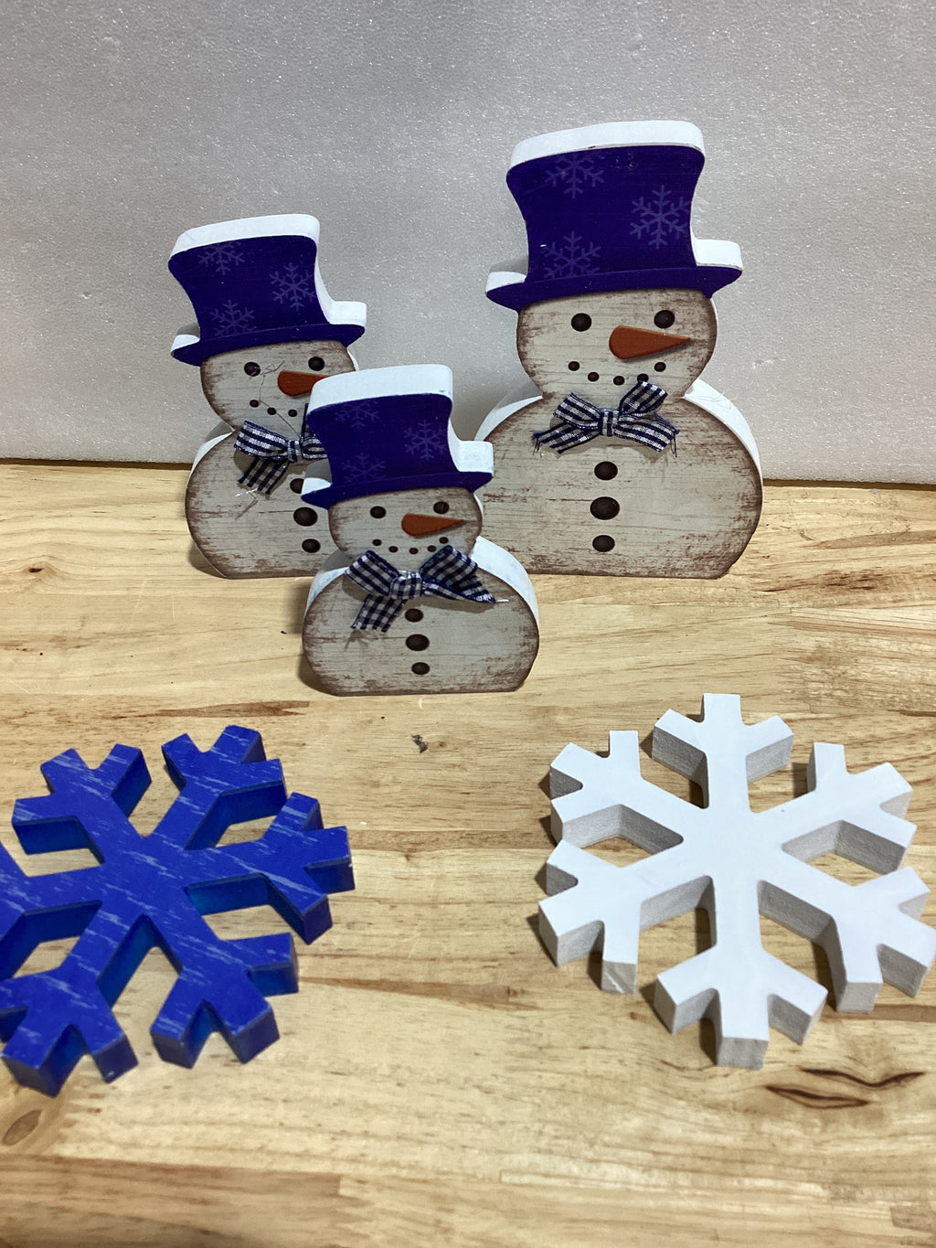 Yousoontic 5 piezas de decoración de mesa de invierno, muñeco de nieve de madera, muñeco de nieve azul y blanco, copo de nieve, bandeja escalonada, decoración de mesa de Navidad, centro de mesa
