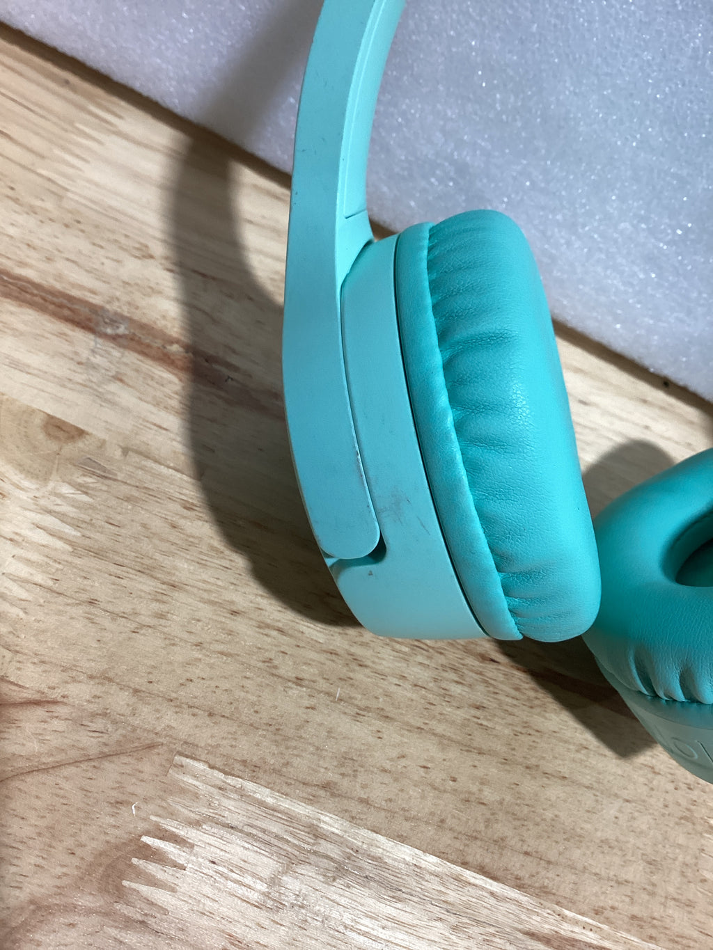 NOTA IMPORTANTE: NO INCLUYE CABLE DE CARGA NI AUX | CON DETALLE EN LA DIADEMA, NO AFECTA SU FUNCIONAMIENTO – Audífonos Bluetooth para Niños Belkin SoundForm Mini – 30H Batería, Límite 85dB, Micrófono, Color Menta