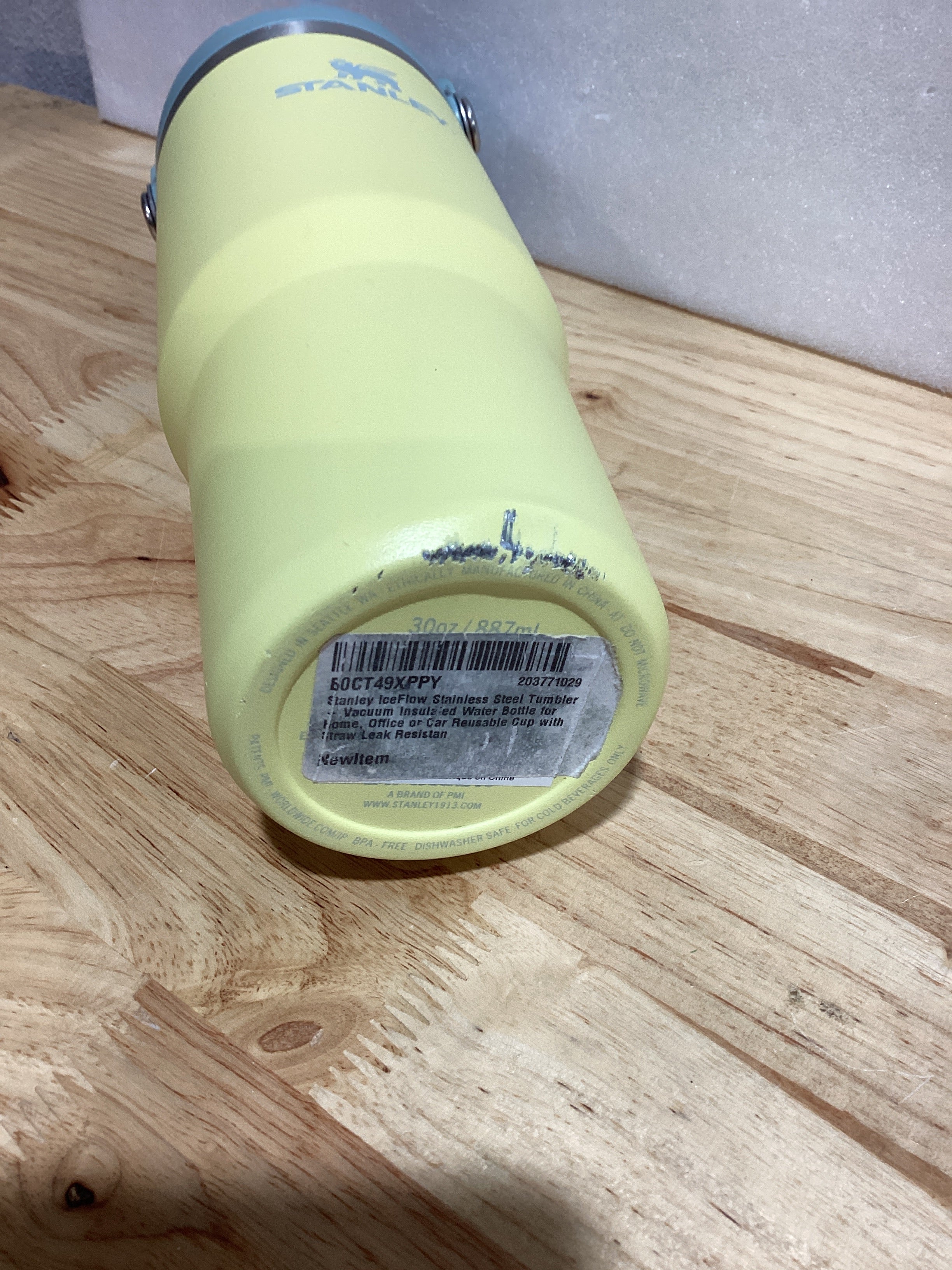 ⚠️ RASPADURAS EN LA BASE (NO AFECTA SU FUNCIONAMIENTO) – Vaso Térmico Stanley IceFlow 30 oz con Pitillo Abatible y Asa | Pomelo