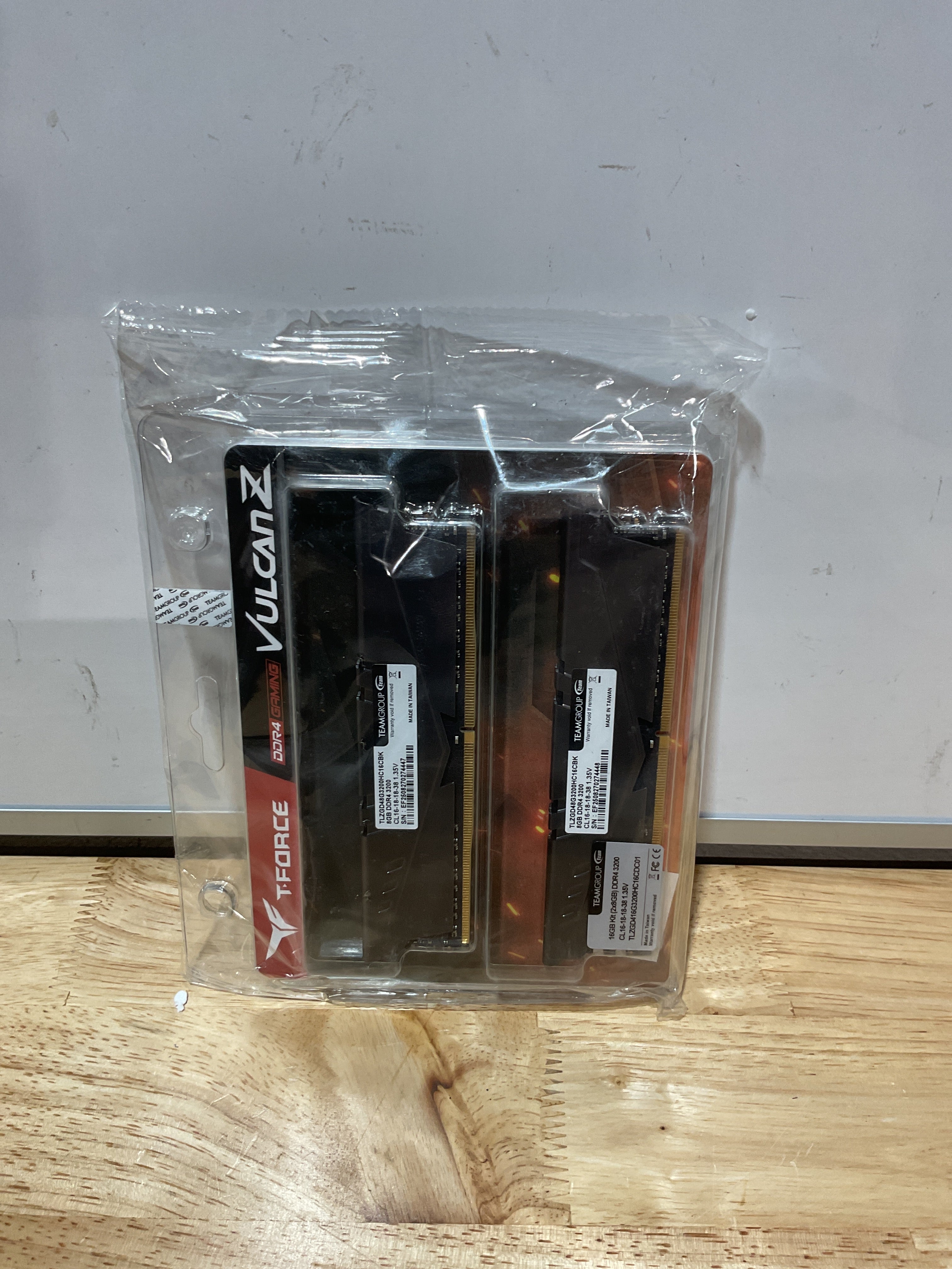 Memoria RAM DDR4 16GB Kit TEAMGROUP T-Force Vulcan Z 3200MHz CL16 – Gris