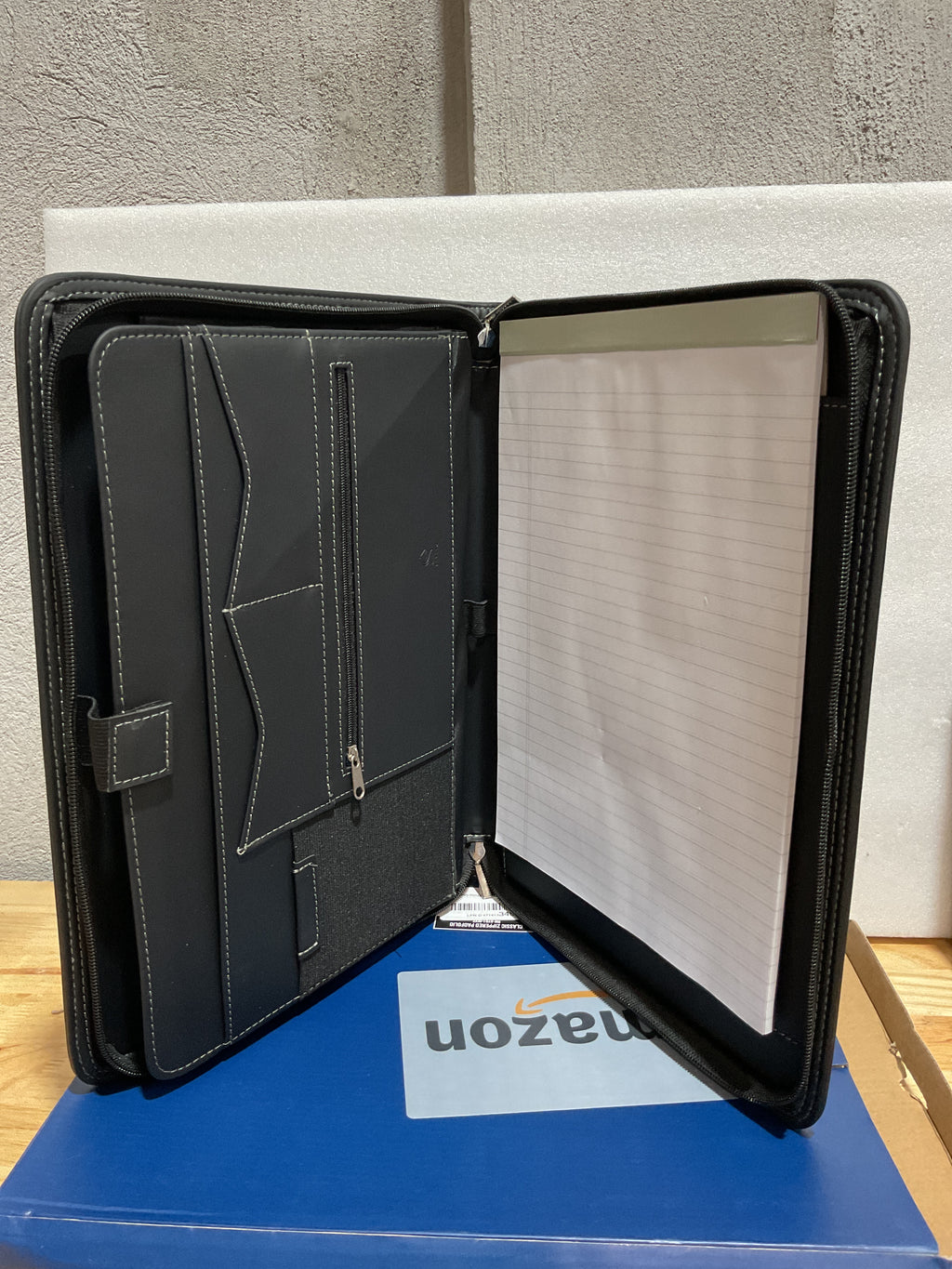Portafolio Organizador STYLIO con Cierre – Cuero Sintético, Bloc de Notas Carta Incluido, para Documentos, Teléfono y Tablet