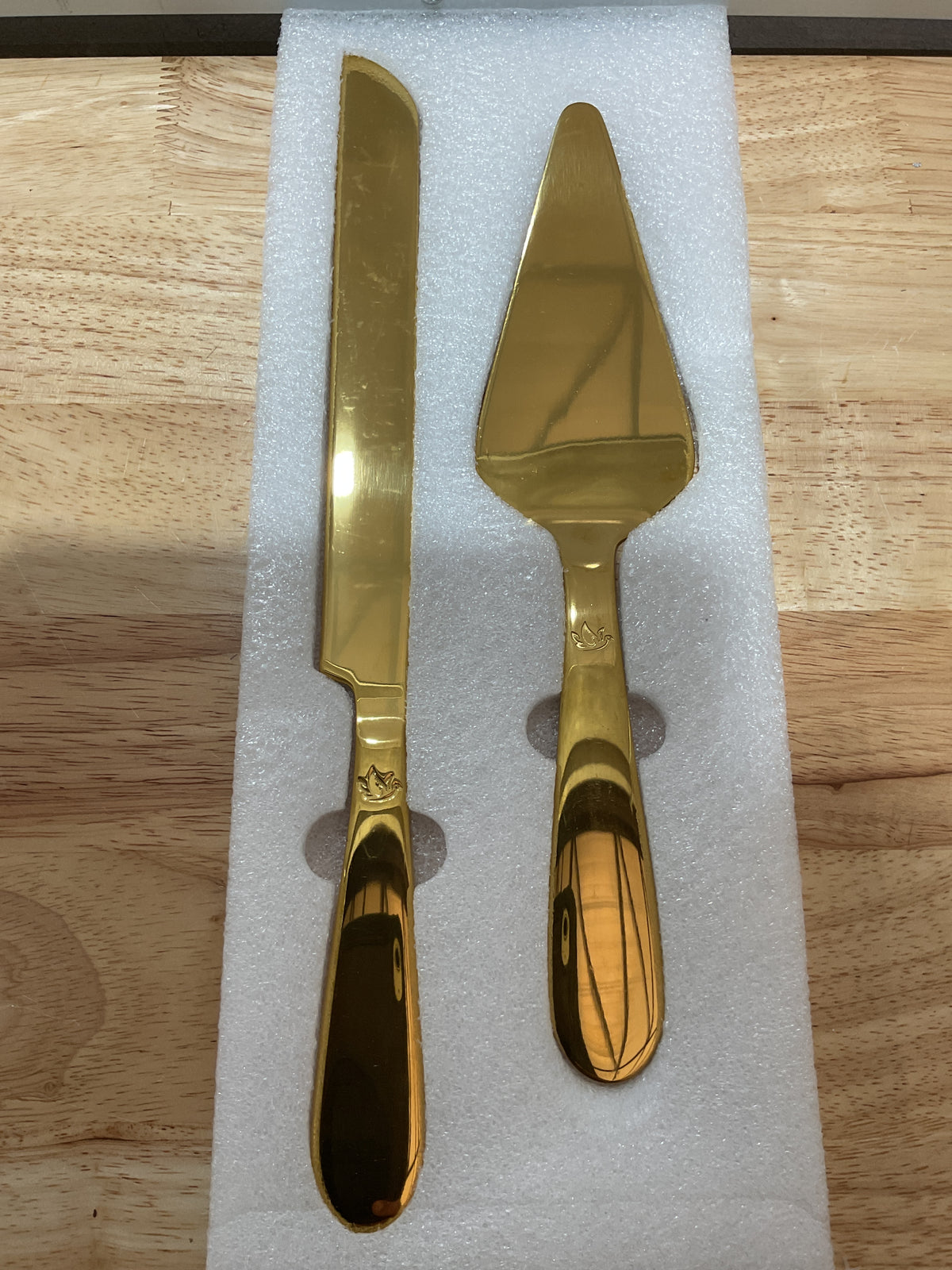 Set de Cuchillo y Espátula para Pastel Dorado | Acero Inoxidable | Bodas y Celebraciones | 2 Piezas