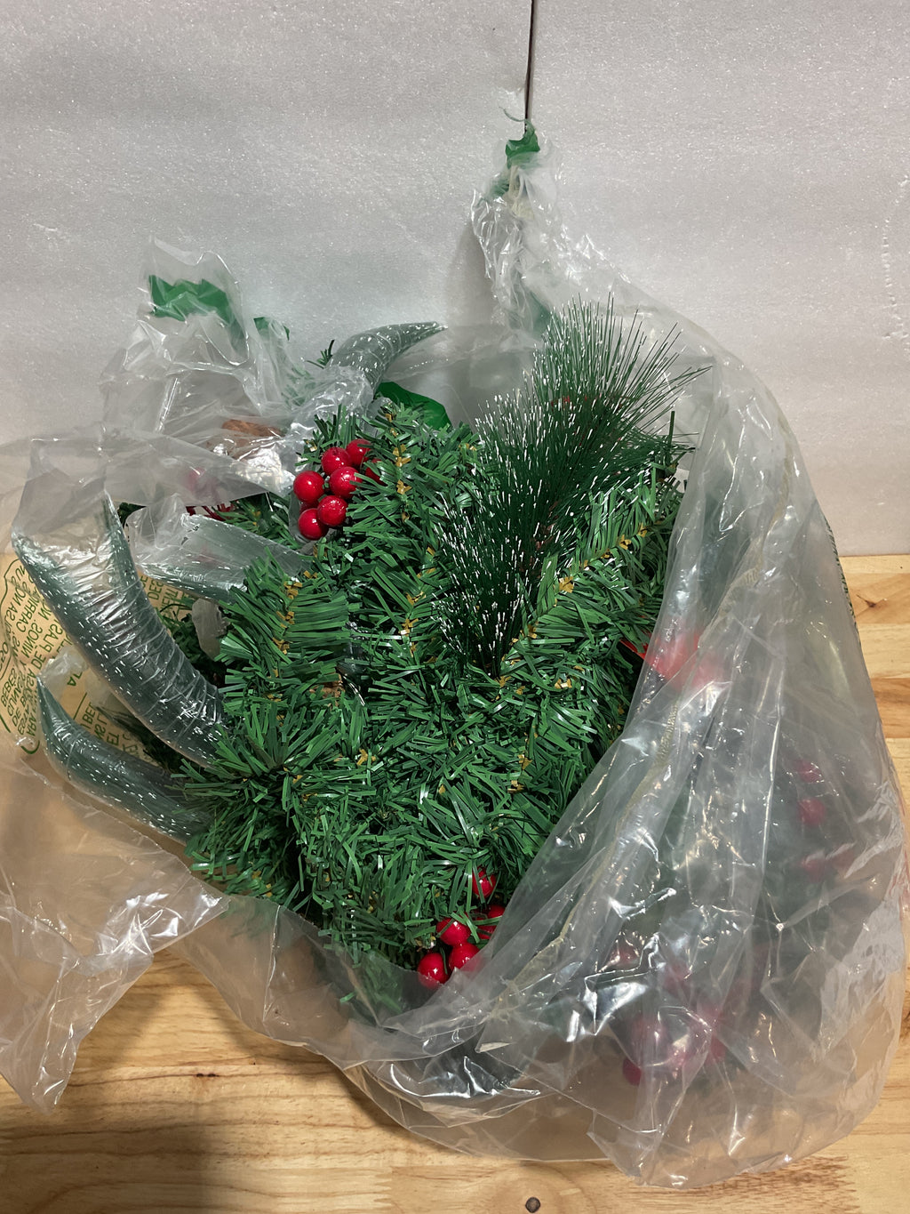 Guirnalda navideña con luces, 2,7 m, 30 LED, funciona a pilas, decorada con piñas, bayas y pino artificial nevado. Ideal para interiores y exteriores, escaleras, chimeneas, puertas y vallas. 