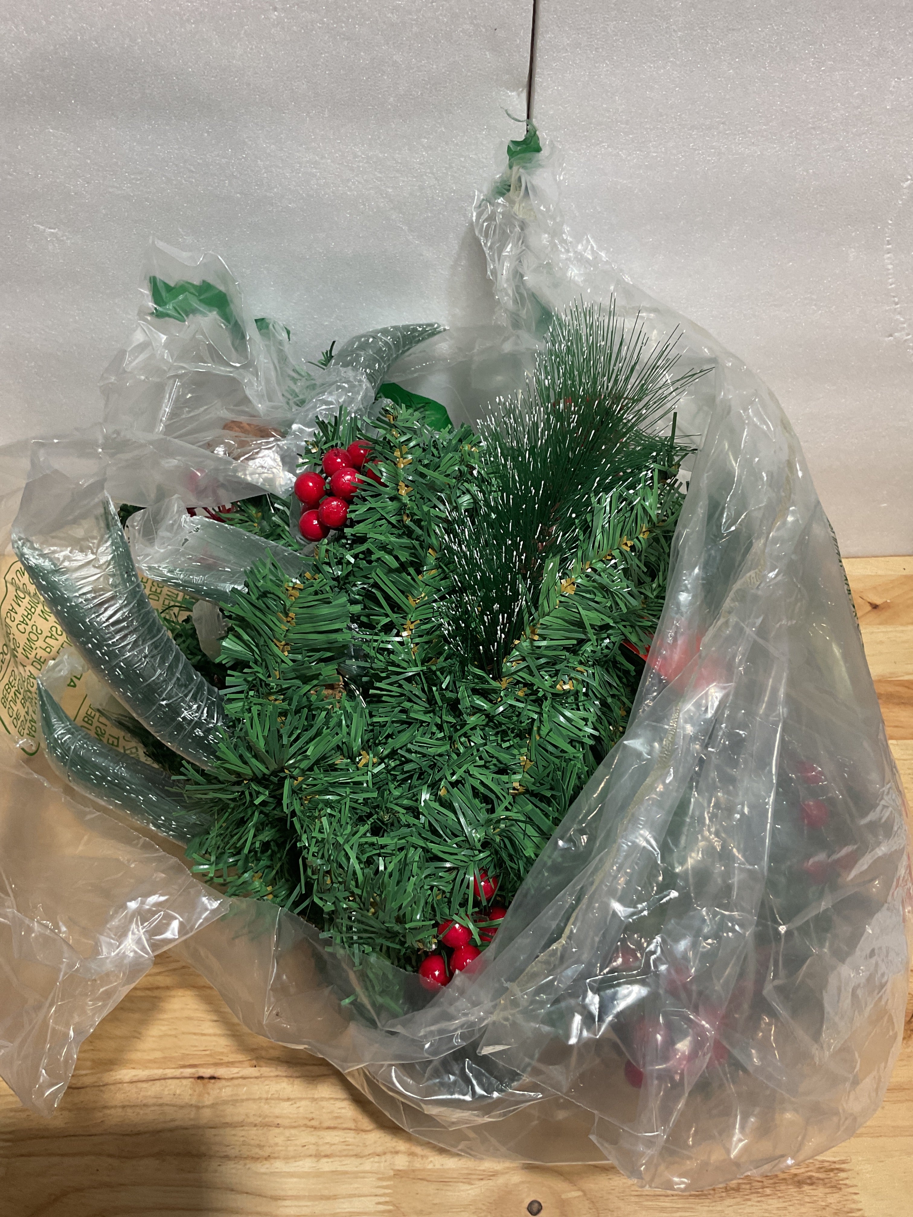 Guirnalda navideña con luces, 2,7 m, 30 LED, funciona a pilas, decorada con piñas, bayas y pino artificial nevado. Ideal para interiores y exteriores, escaleras, chimeneas, puertas y vallas. 
