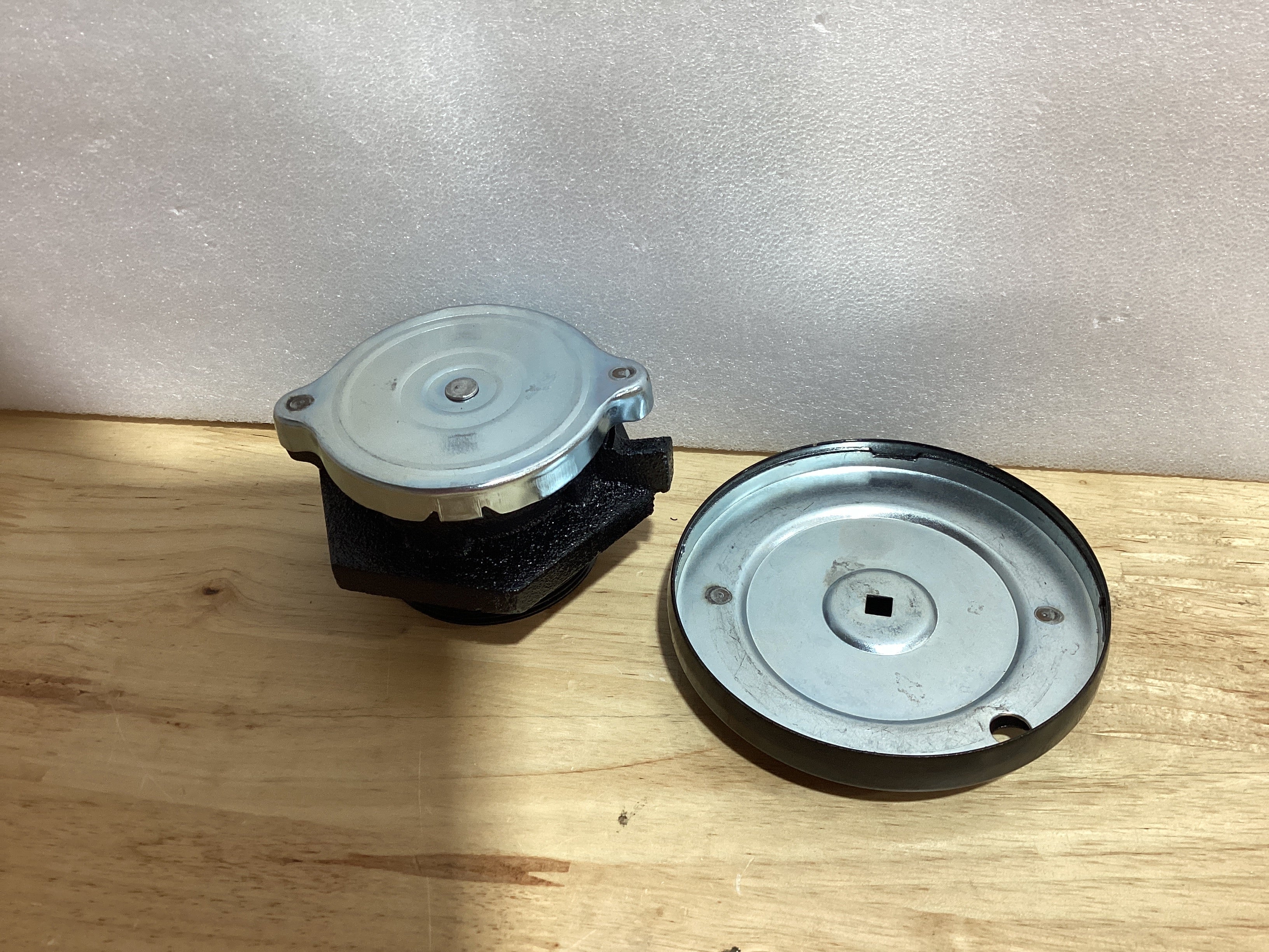⚠️ IMPORTANTE: La tapa está despegada, ver fotos — Tapa Ventilada con Cuello Roscado para Tanque de Combustible Diesel, Base 2", Color Negro