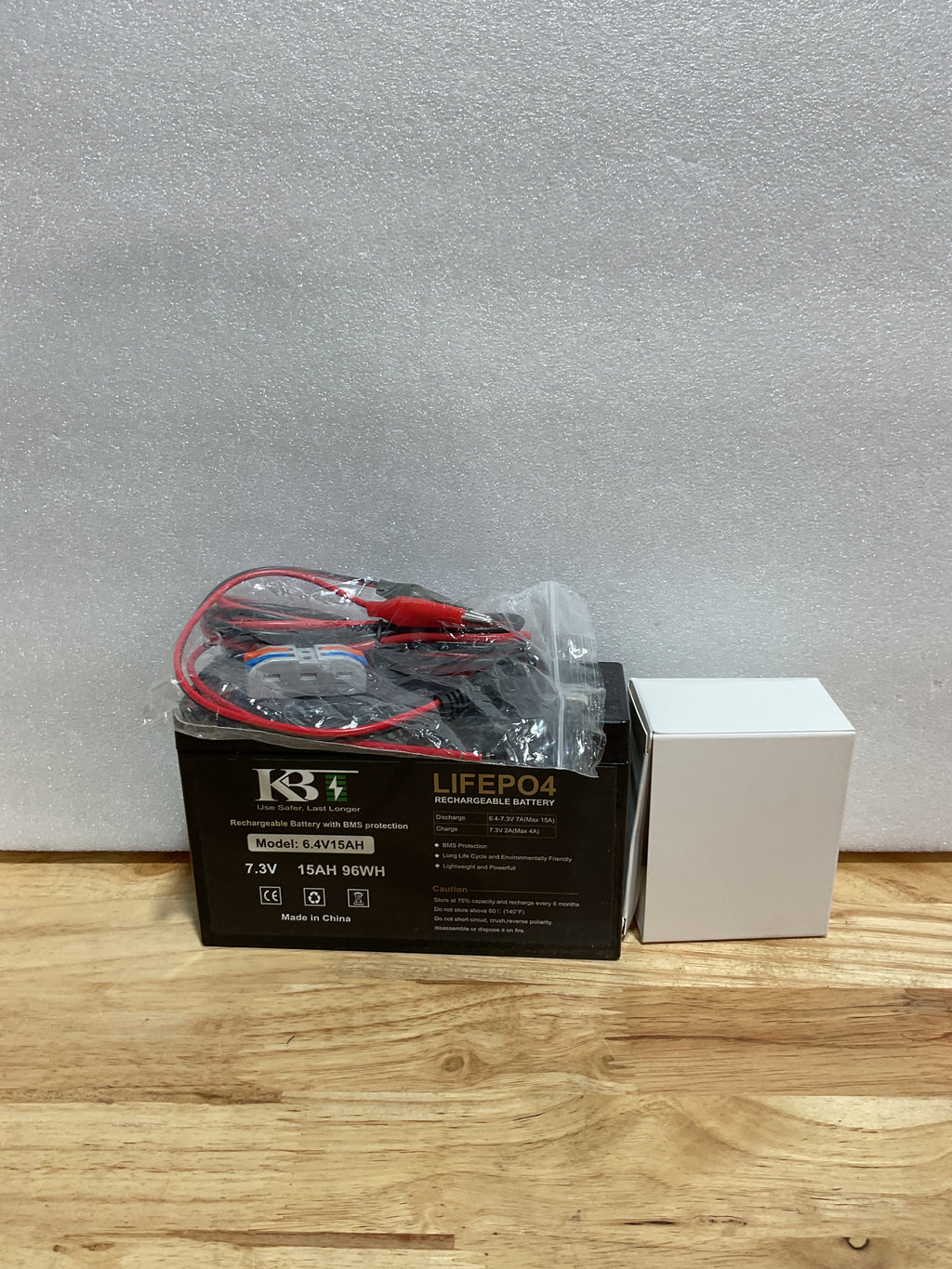 Batería Recargable LiFePO4 KBT 6V 15Ah con Cargador – Reemplazo de Larga Duración para Juguetes, Tractores y Equipos de Emergencia