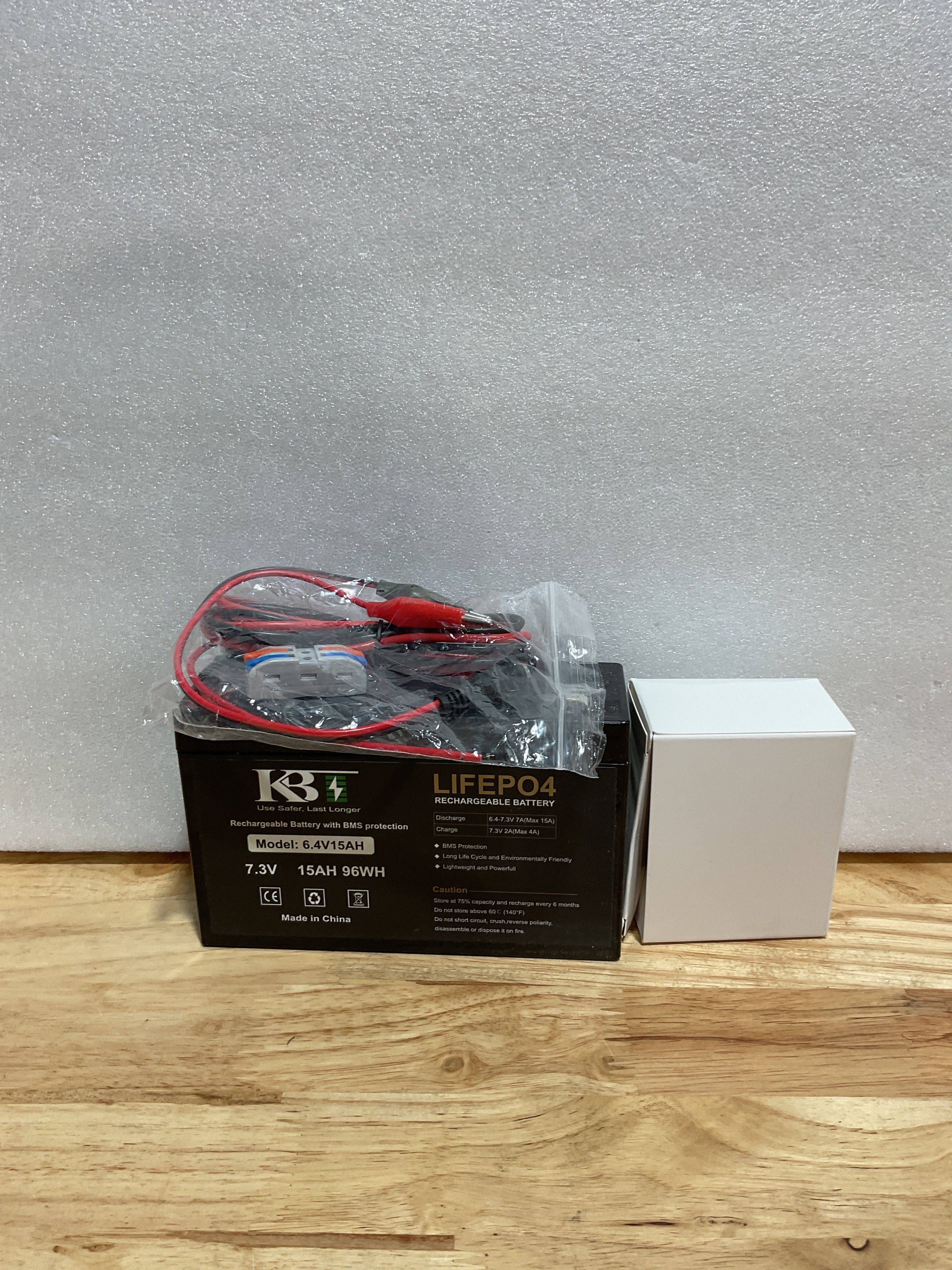 Batería Recargable LiFePO4 KBT 6V 15Ah con Cargador – Reemplazo de Larga Duración para Juguetes, Tractores y Equipos de Emergencia