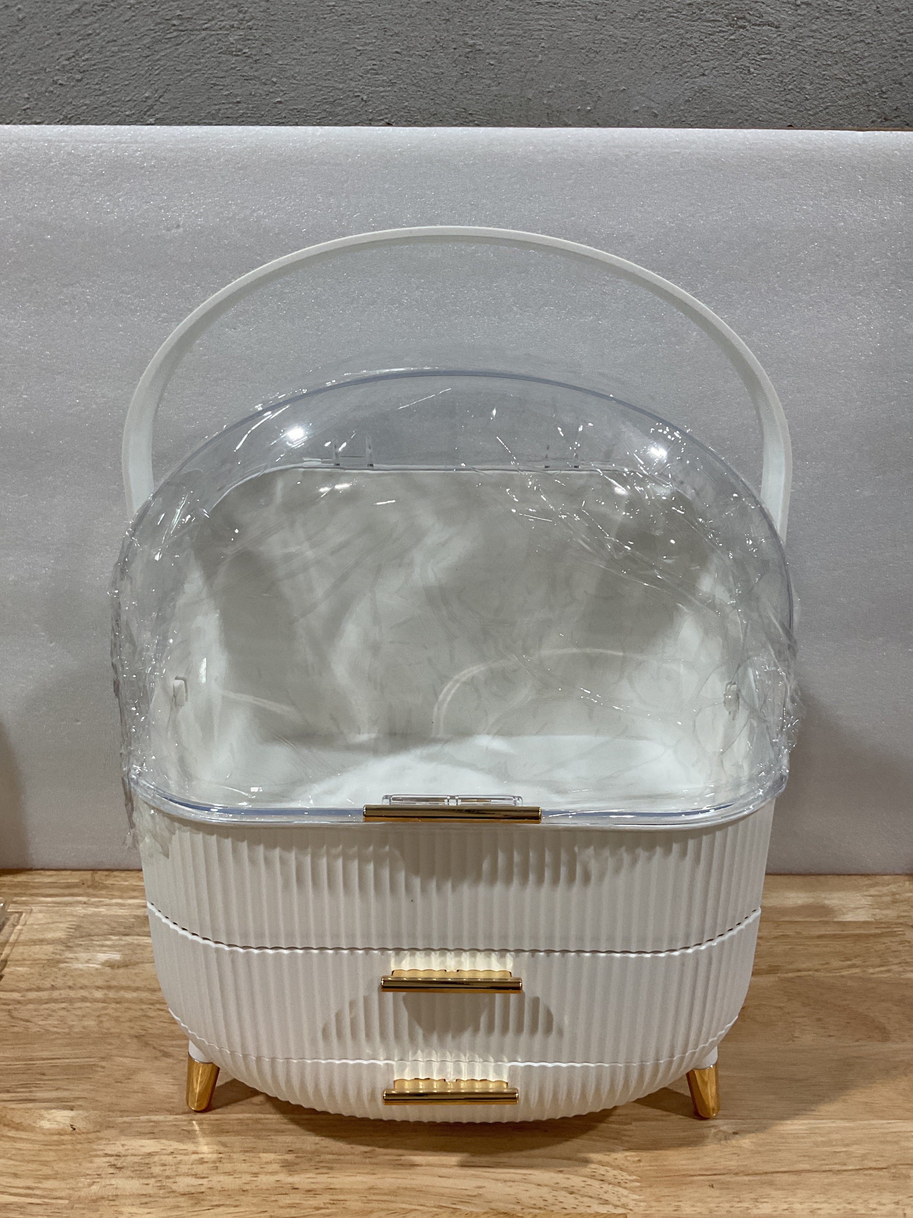 Organizador de Maquillaje con Cajones y Tapa Transparente - Tocador y Baño, Blanco con Detalles Dorados