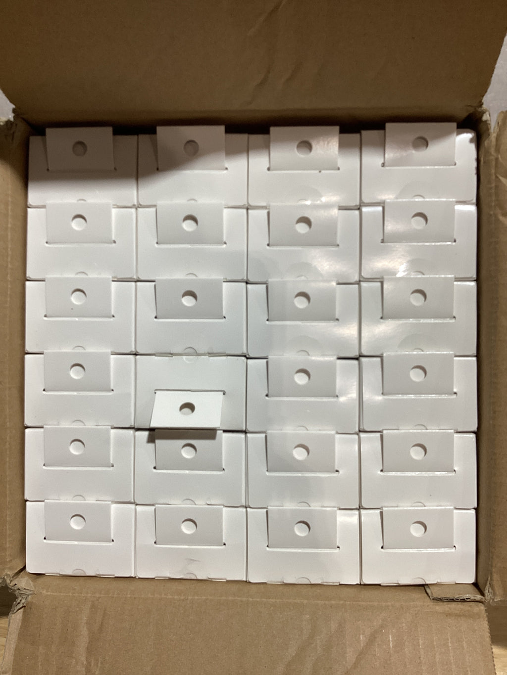 Localizadores de Objetos Deal Worthy – 24 Cajas con 4 Unidades c/u (96 Localizadores en Total)