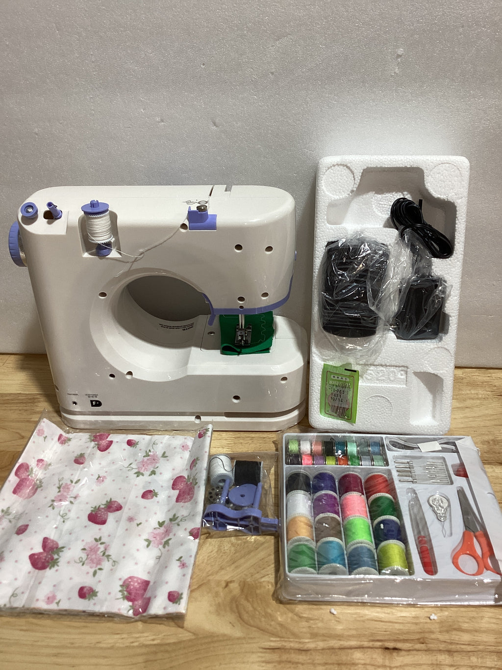 Máquina de Coser Stoigeld para Principiantes – Portátil con Kit de 20 Telas y 32 Hilos