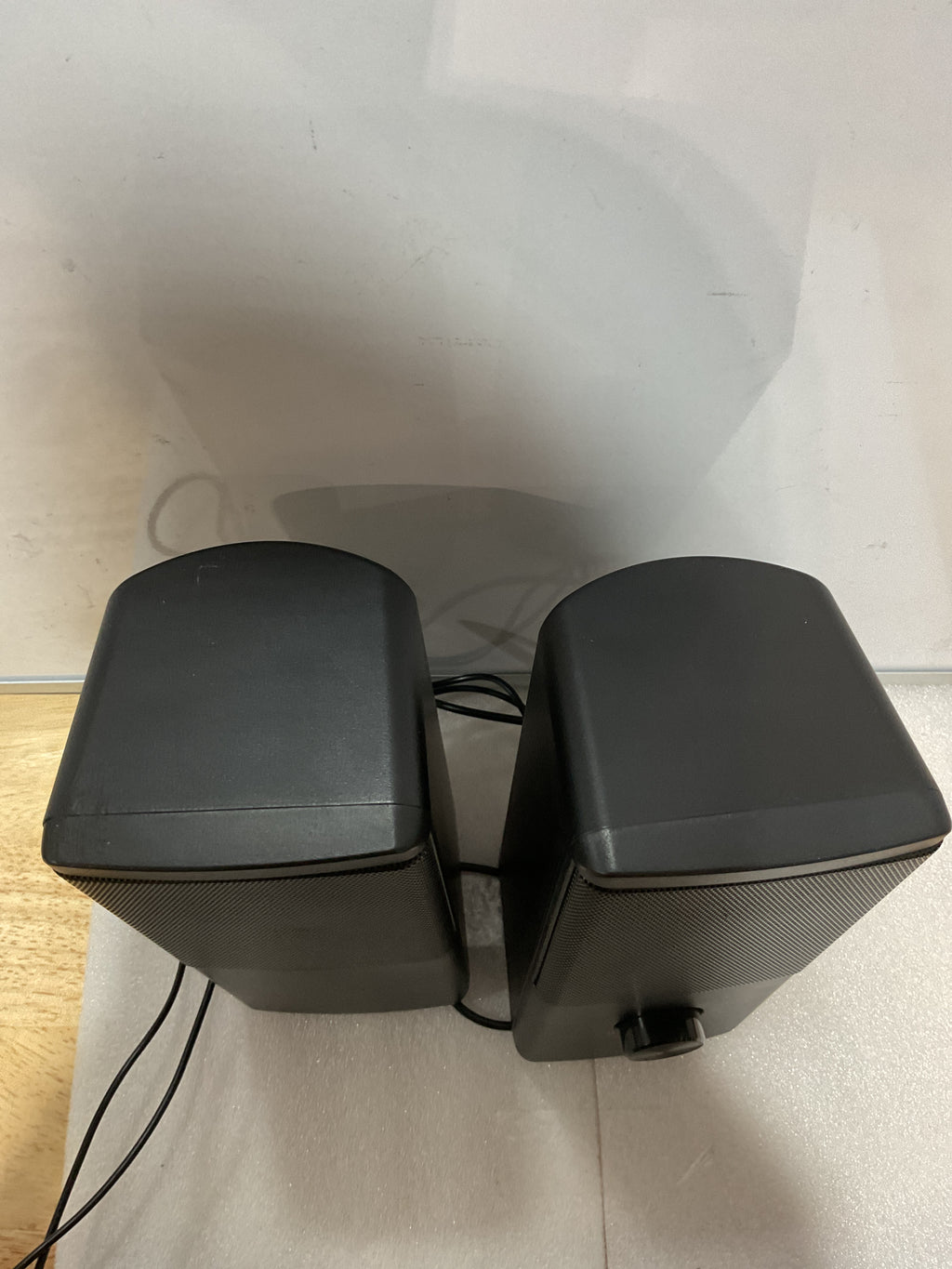 Altavoz de computadora, altavoz de tamaño compacto con conector para auriculares, graves mejorados y control de volumen, altavoces multimedia estéreo 2.0 USB con entrada auxiliar de 3.5 mm