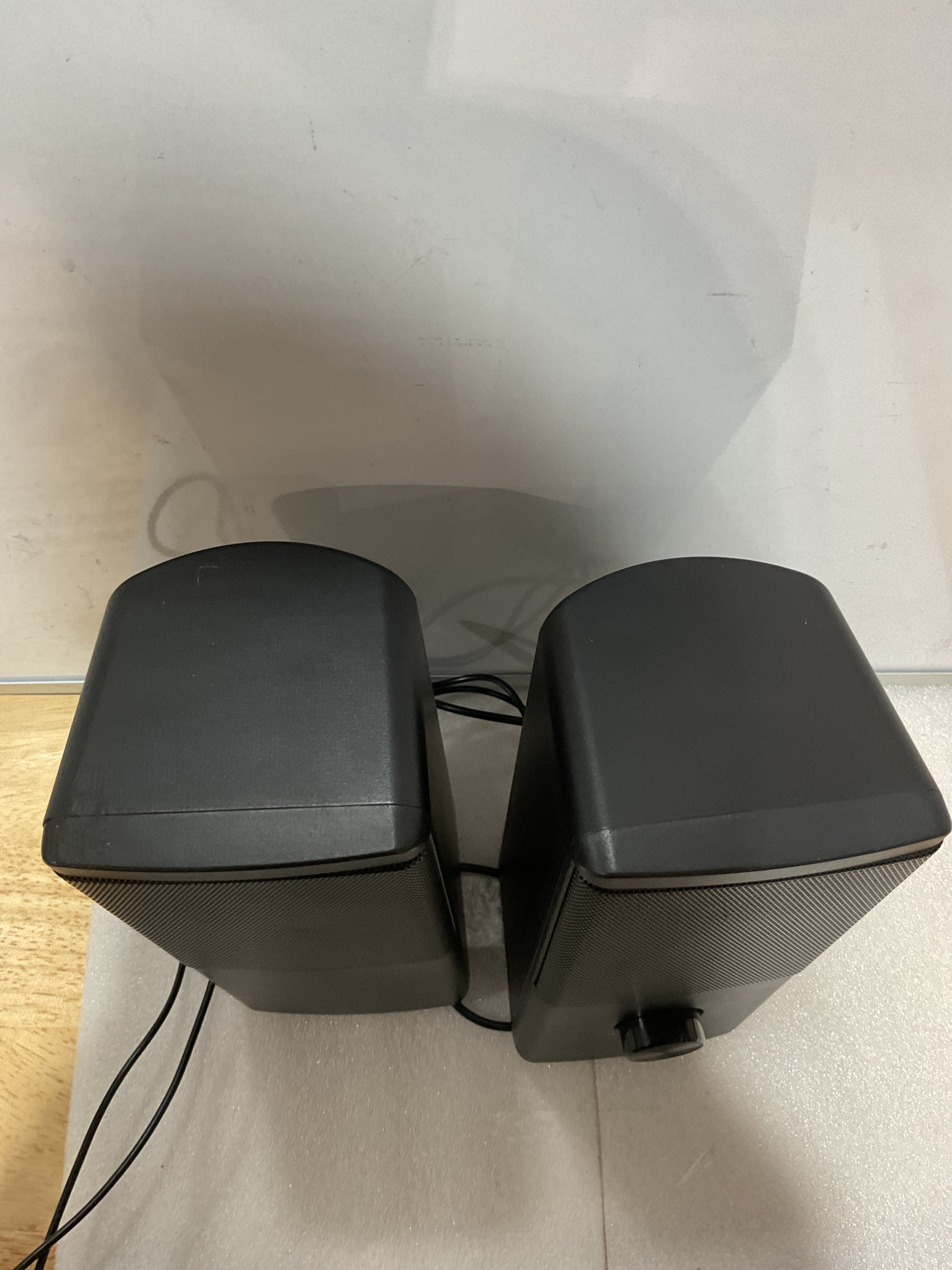 Altavoz de computadora, altavoz de tamaño compacto con conector para auriculares, graves mejorados y control de volumen, altavoces multimedia estéreo 2.0 USB con entrada auxiliar de 3.5 mm