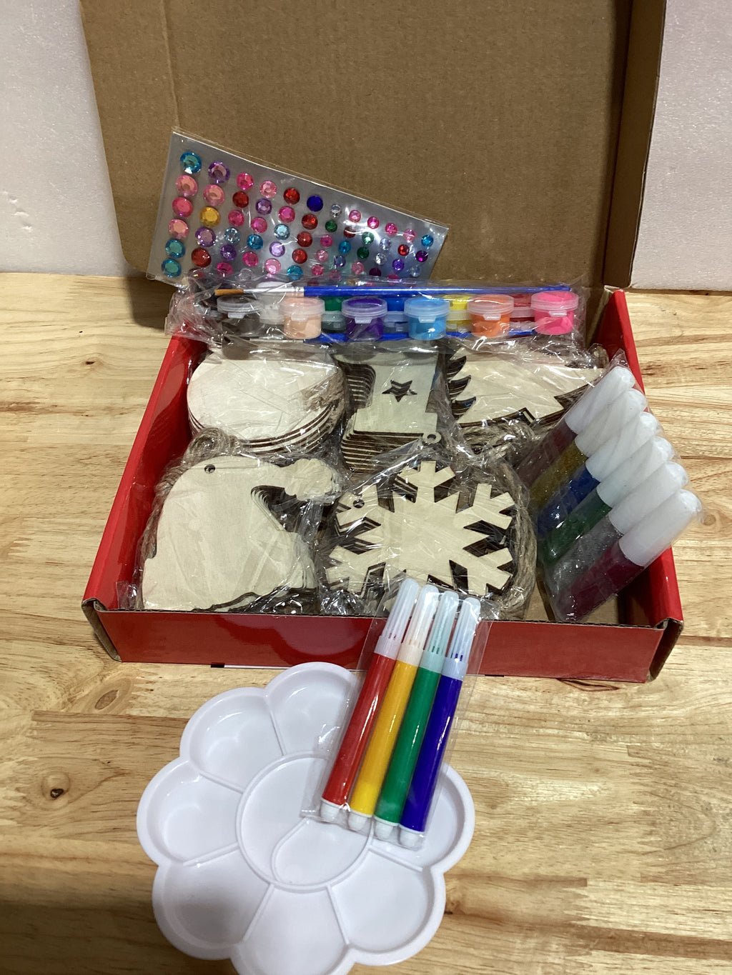 Kit de manualidades navideñas de madera Collabell para pintar adornos navideños, rodajas de madera sin terminar, manualidades navideñas para niños y adultos, materiales de arte y manualidades para decorar el árbol de Navidad.