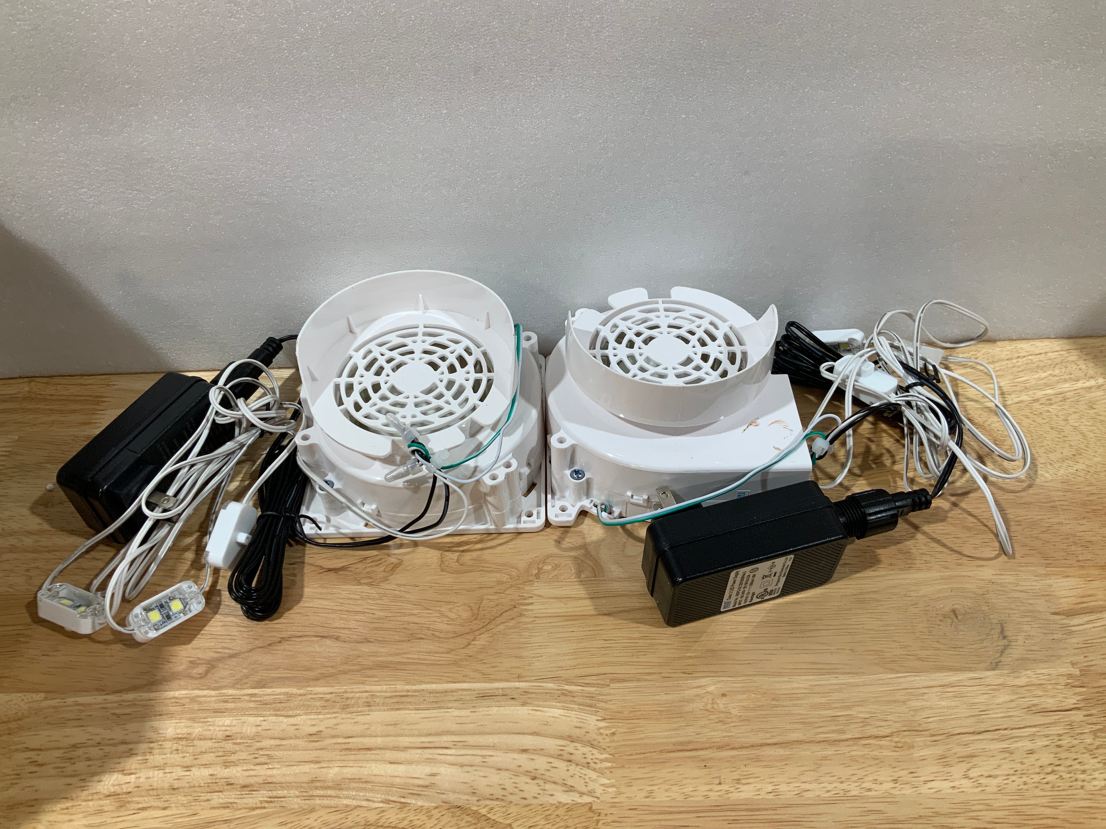 Ceenna Set x2 Ventilador Inflador Blanco de Repuesto 12V 1.2A con Luces LED y Adaptador — Usado