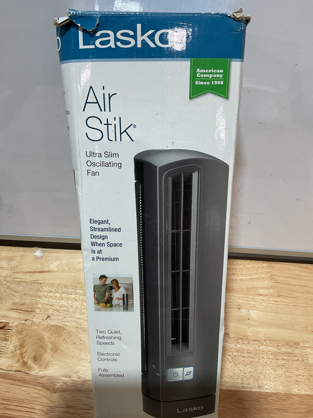 Ventilador de Escritorio Lasko Air Stik Ultra Delgado Oscilante 14" Gris — 2 Velocidades